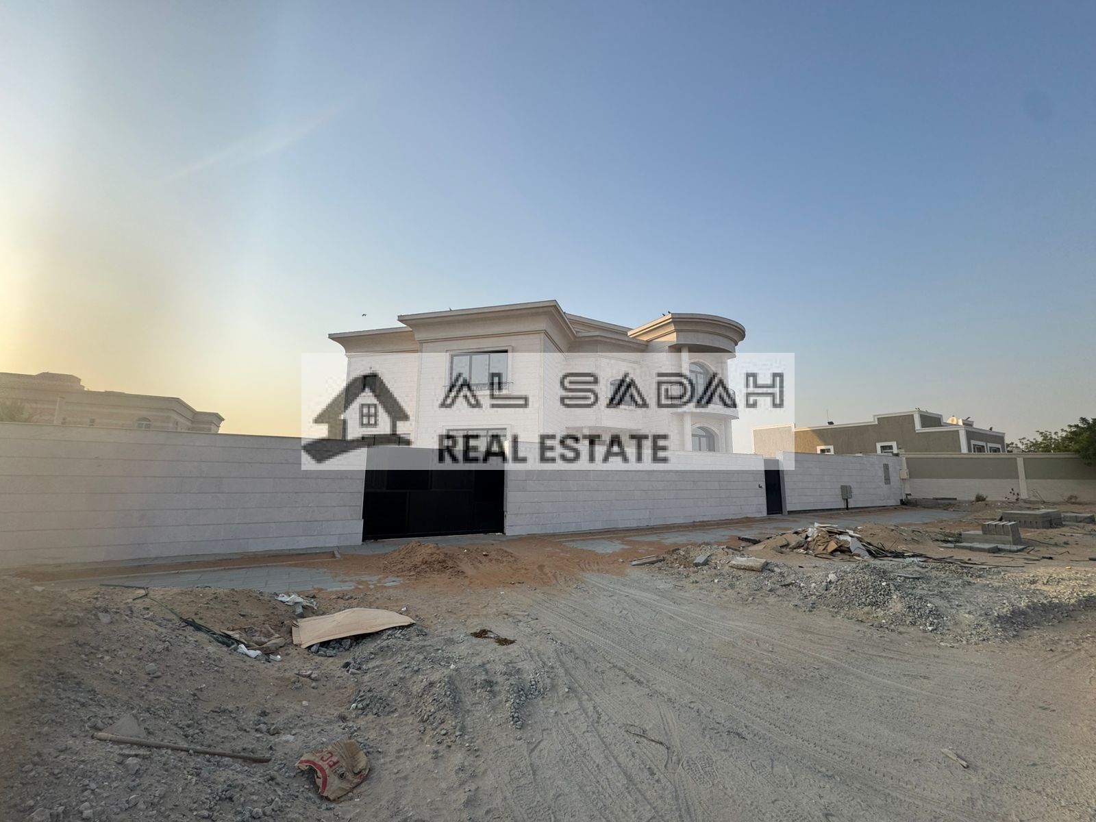Villa for rent in Al Suyoh 3, two floors, entirely constructed of white stone. It consists of a majlis with a dining room, a large kitchen, a laundry room with an ironing room, a preparation kitchen, a TV room with a bathroom, a family room, six master be