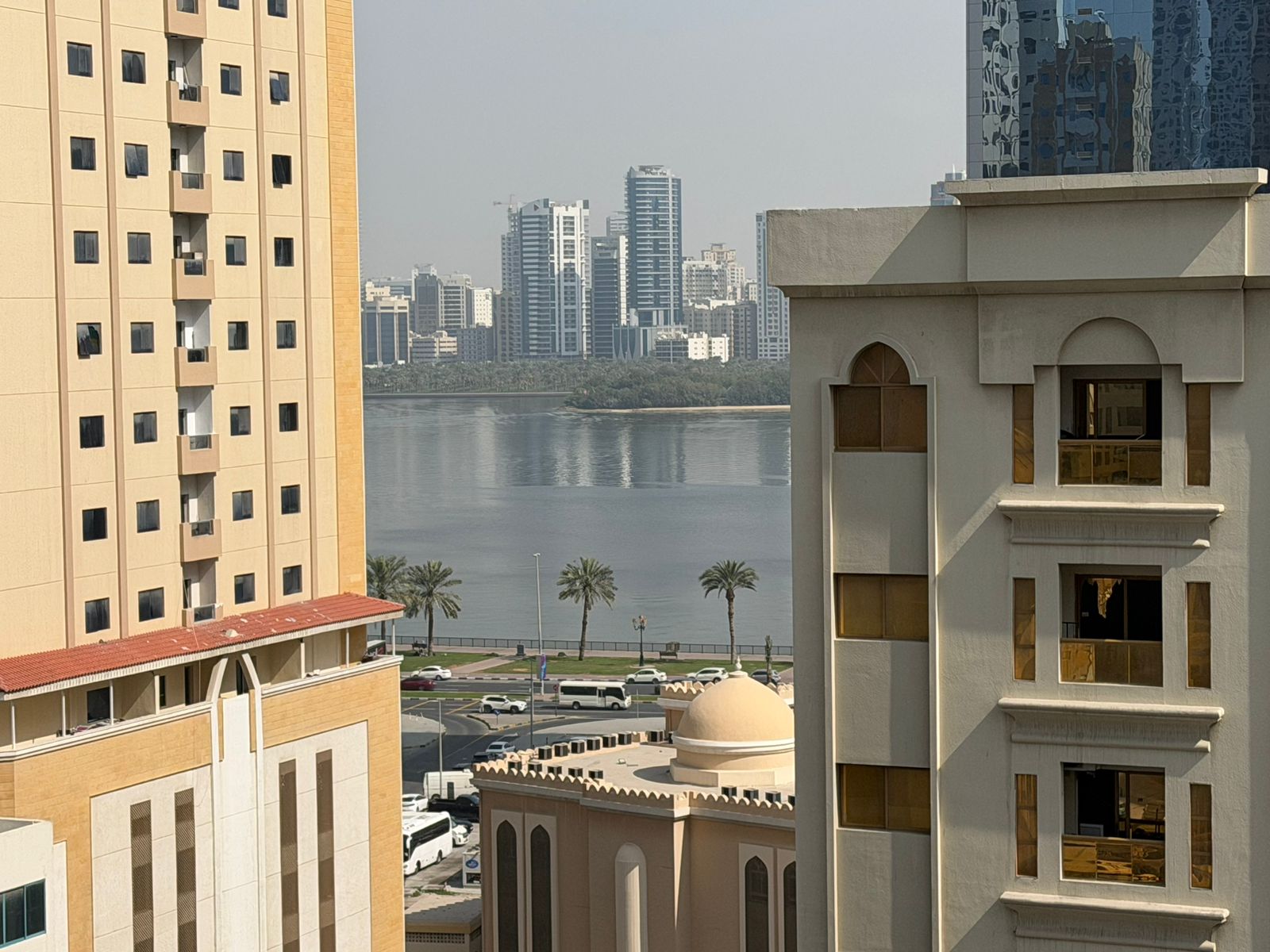 Balcony with an open view, excellent lively location on the main road, two bathrooms, close to the Dubai exit.