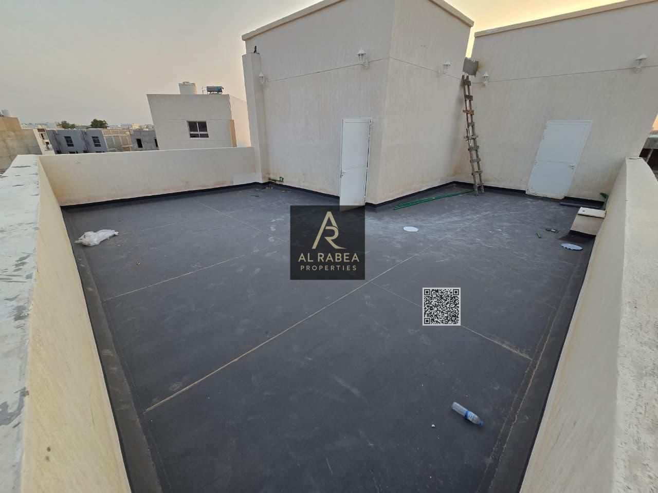 Villa for sale in Al-Haliou 1 5 master bedrooms, living room, and majlis (formal sitting room) 7 bathrooms With a roof, maid's room, kitchen downstair