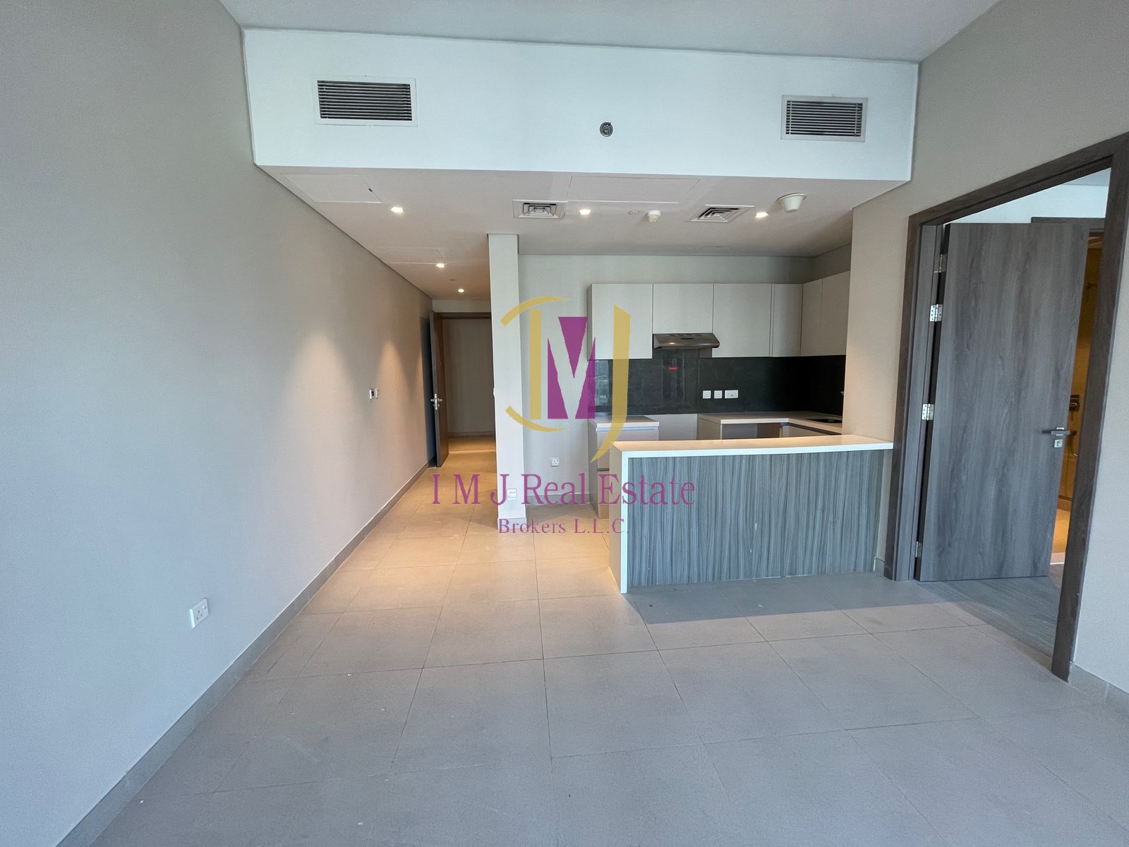1BR | Unfurnished | Burj K. /Community View