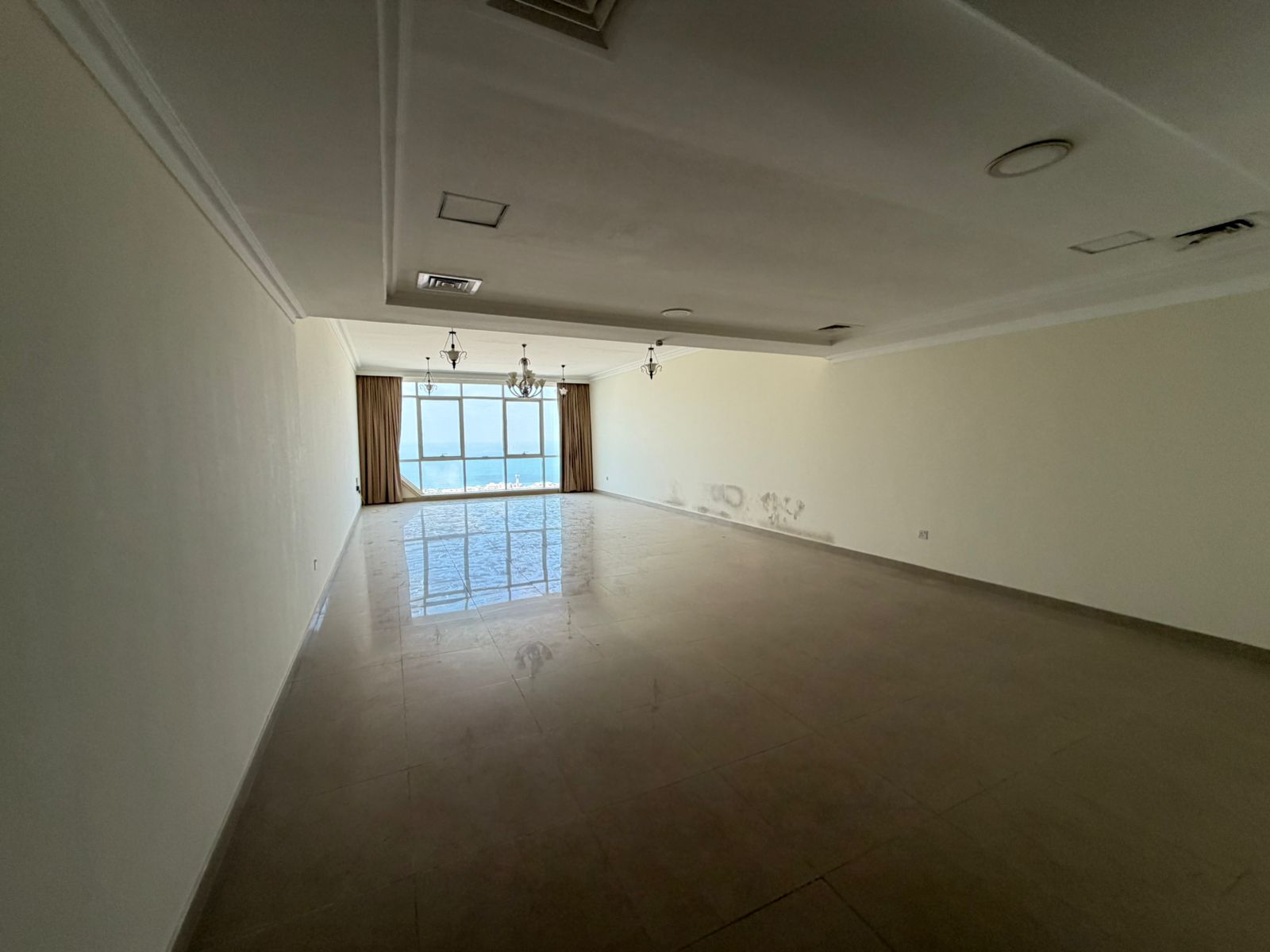 Open view, free gym & pool, built-in wardrobes, central AC & gas, well distributed, large spaces.