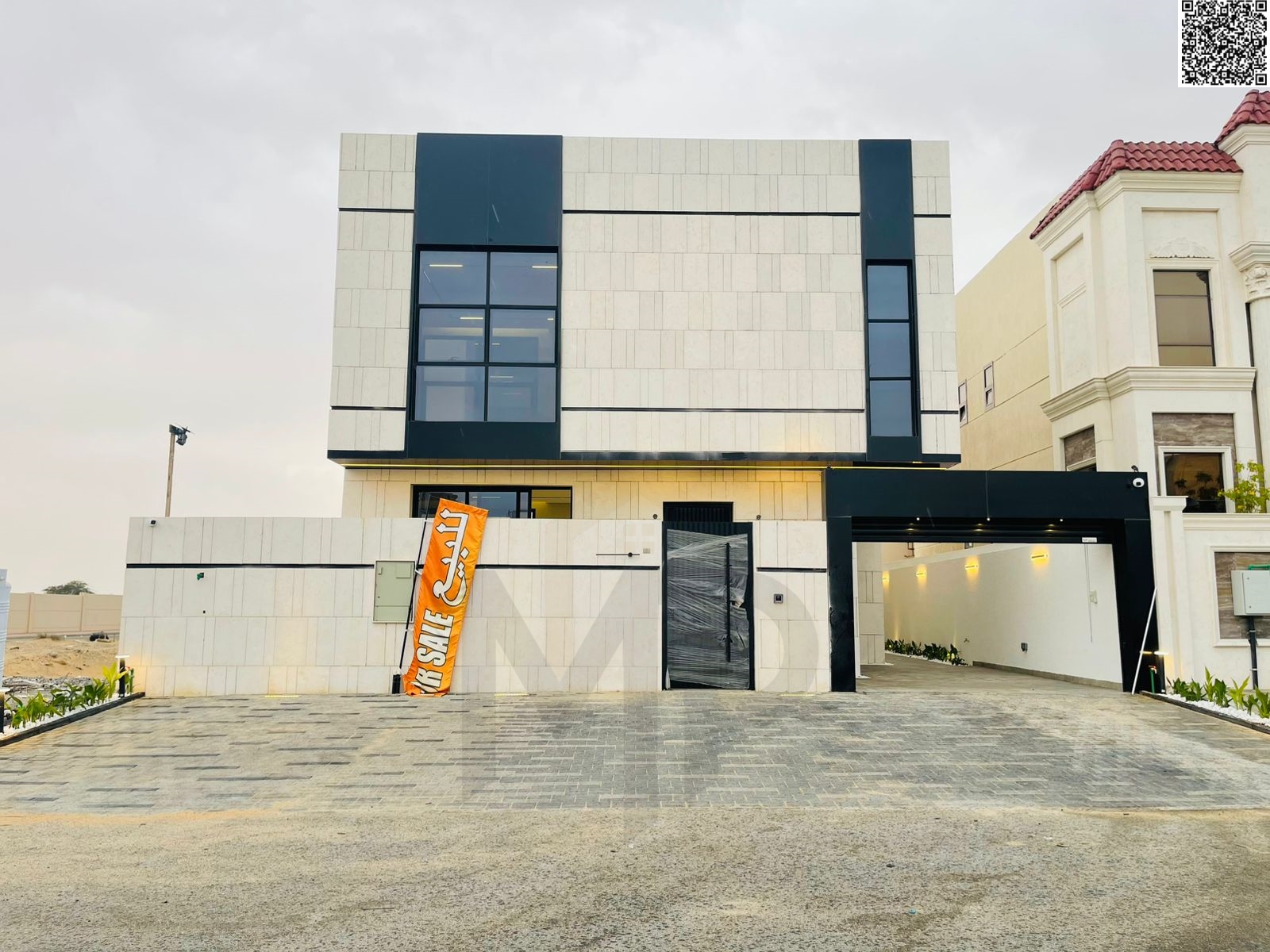 Luxury villa with a swimming pool, 6 master bedrooms. Price includes fees.