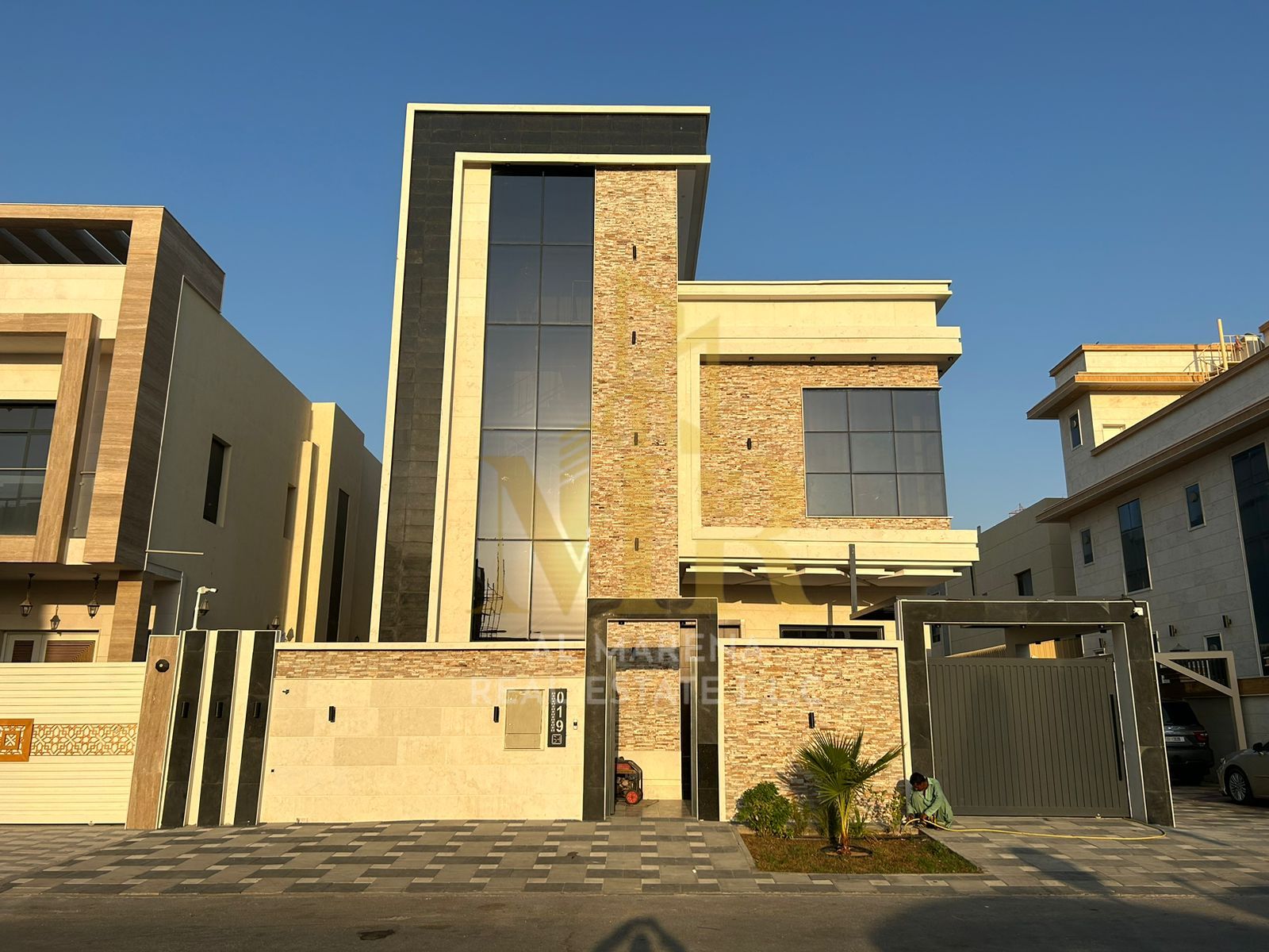 Villa directly from the owner, personal finishing, on a main street, close to all services, freehold ownership for all nationalities and without down