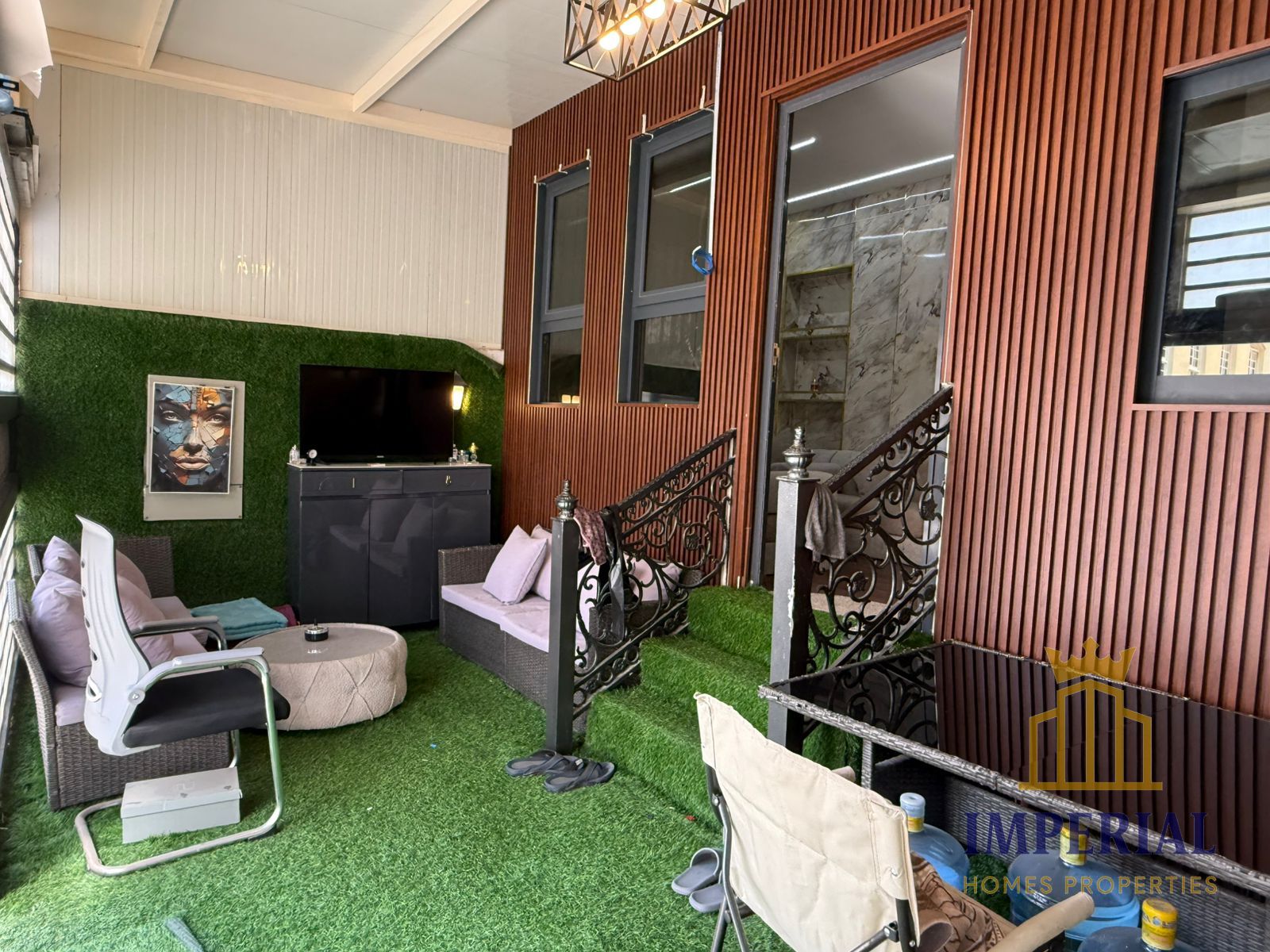 Townhouse for sale furnished with a down payment of 350,000 and the rest in monthly installments with the developer for two and a half years.