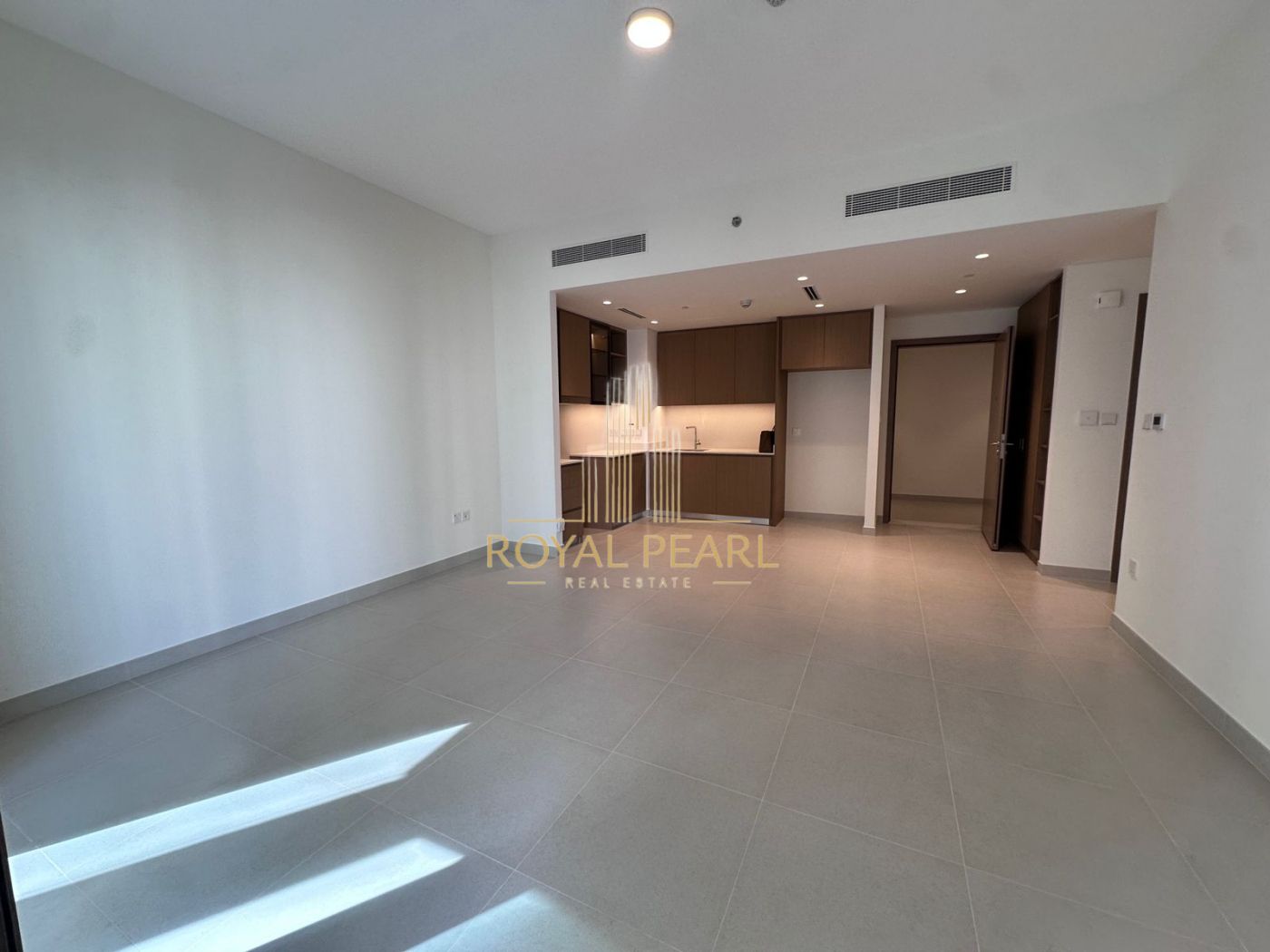 PRIME LOCATION/LOW FLOOR/READY TO MOVE IN