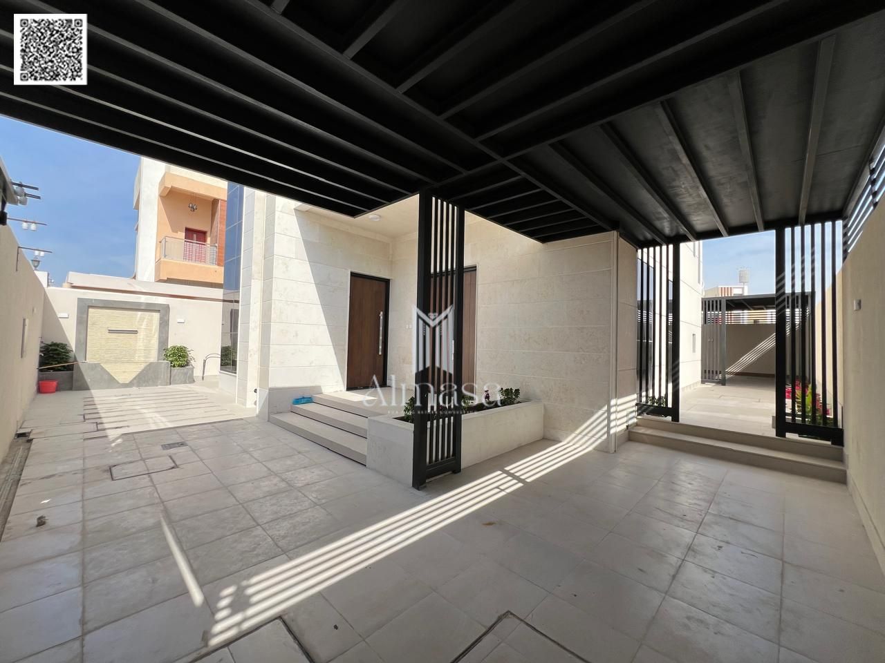 Freehold . Modern villa on a main street,No service fees