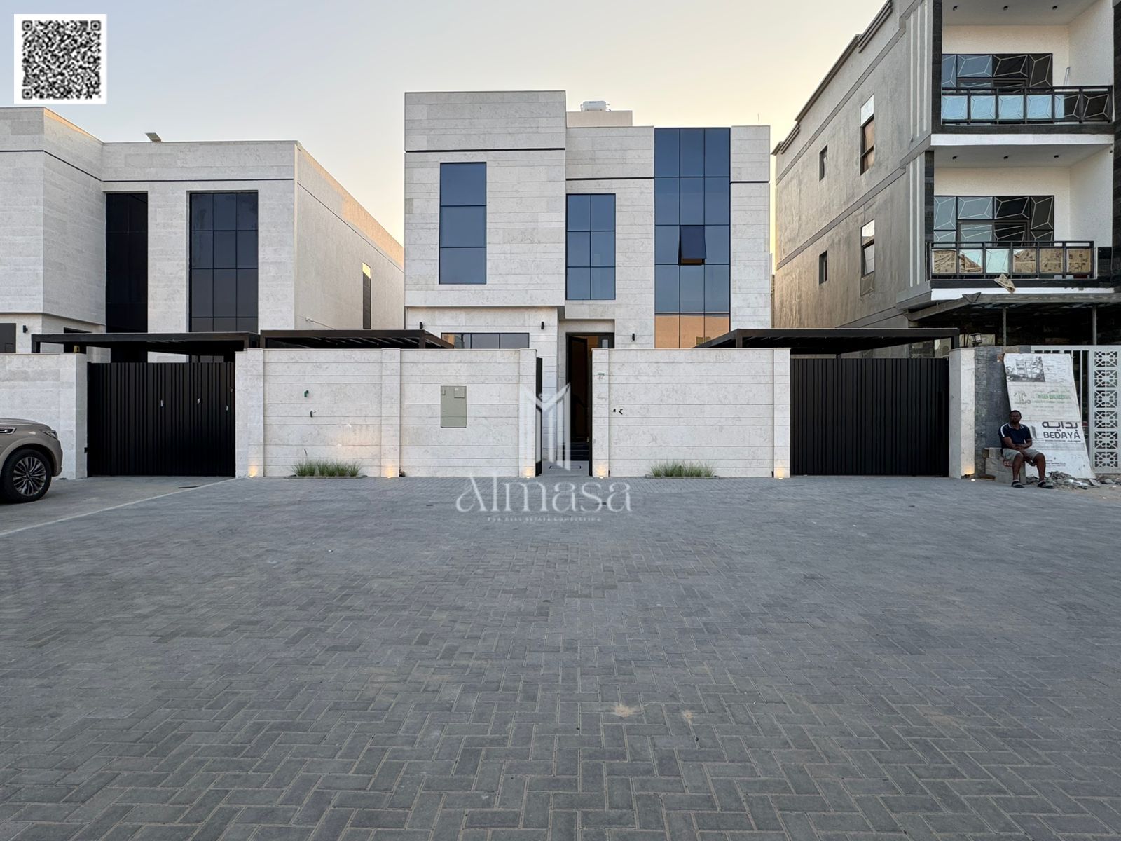 Modern villa 3 floors on a main street, freehold.