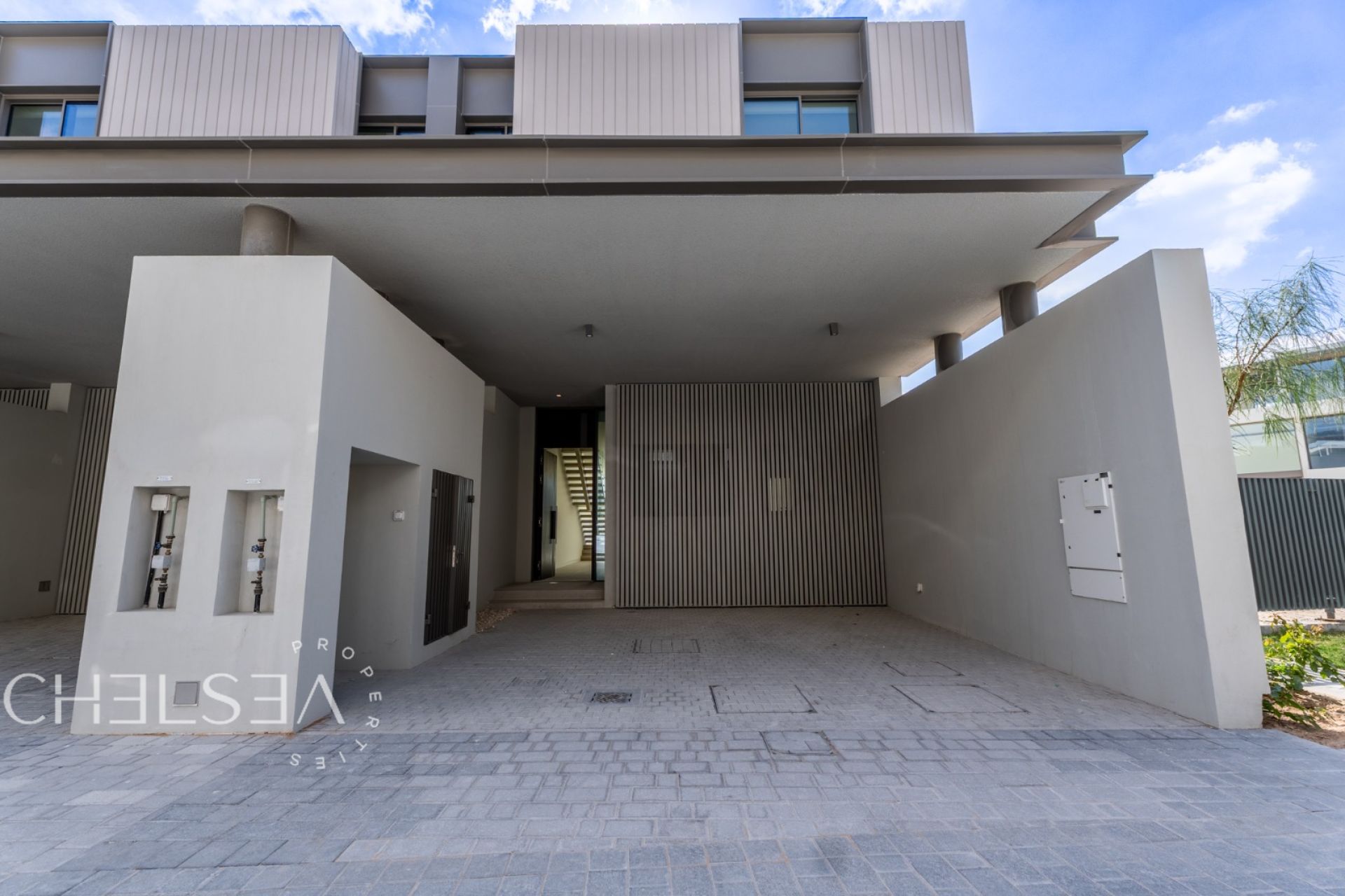 AREA EXPERT | OPTIONS AVAILABLE | READY TO MOVE