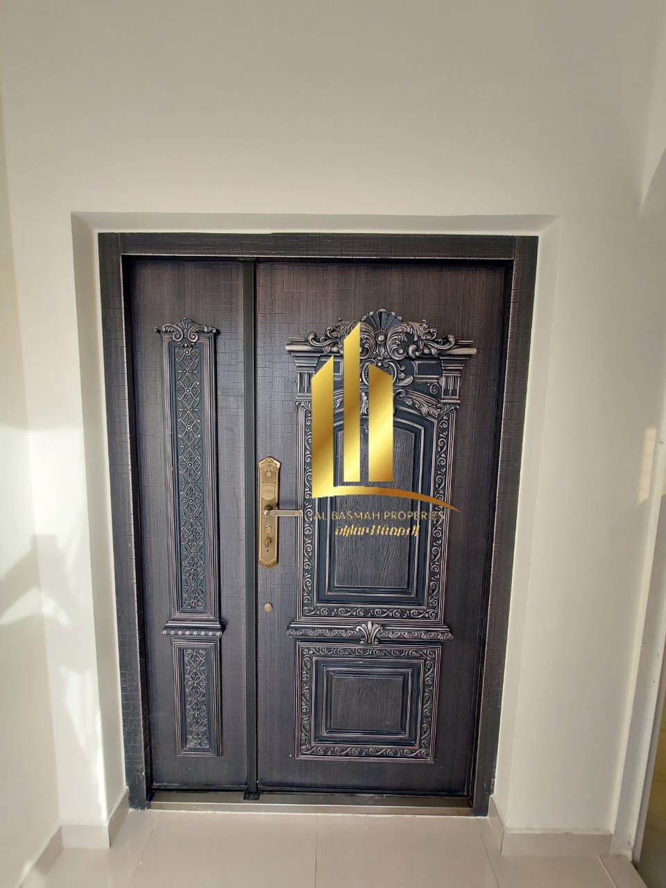 For sale: Traditional Arabic house in Sharjah, located in the Al Sabkha area. Prime location, second plot from the main road, opposite the Indian Scho