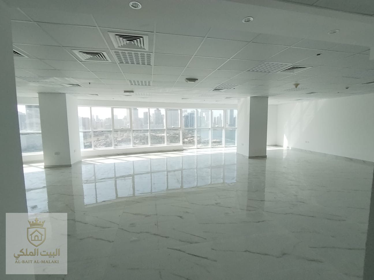 Office for rent in Sharjah – Al Majaz 2, in a prime and well-served location. The office features a spacious layout suitable for various administrative and commercial activities.