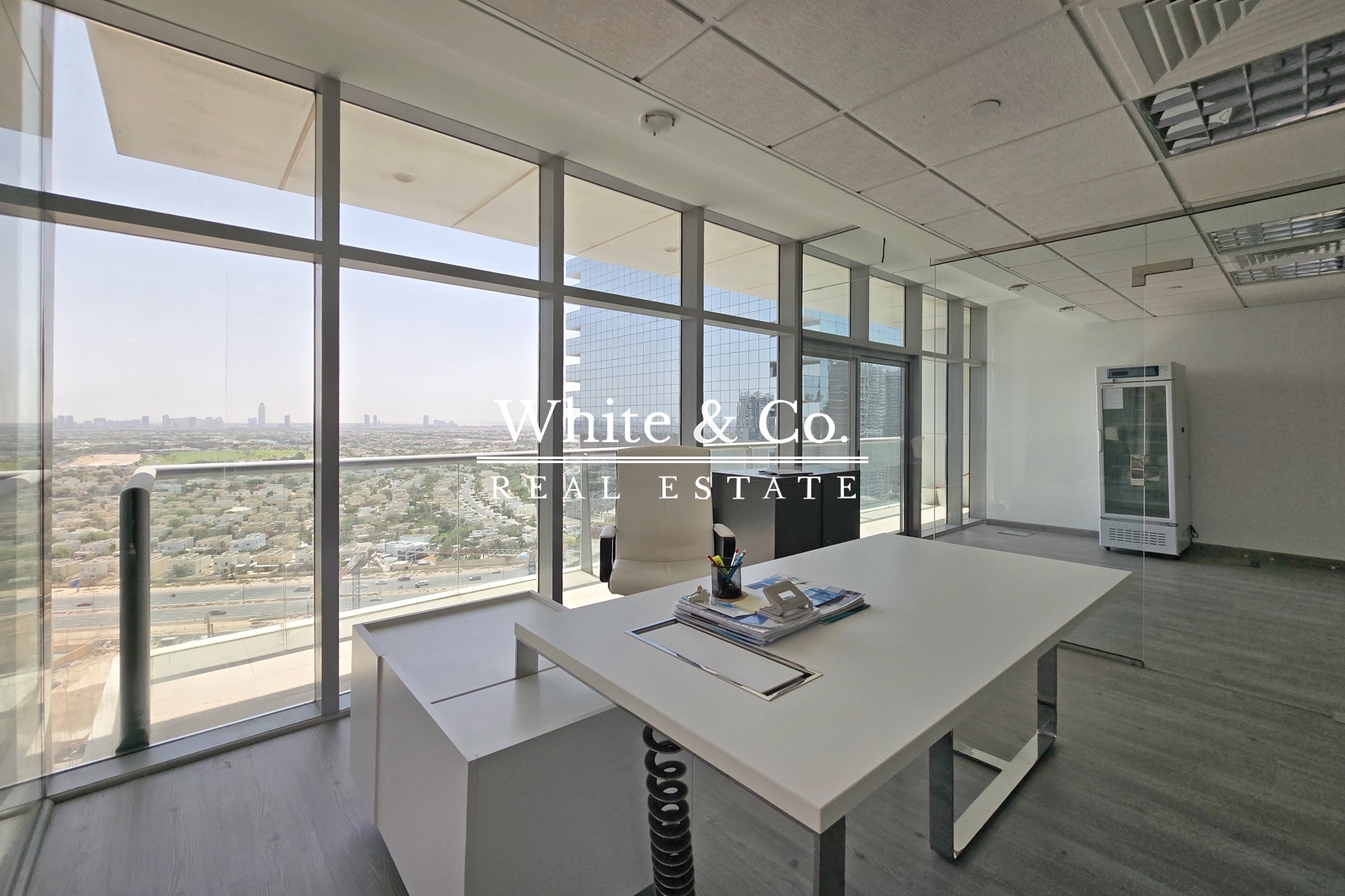 Vacant | Lake View | Fitted | Corner Unit