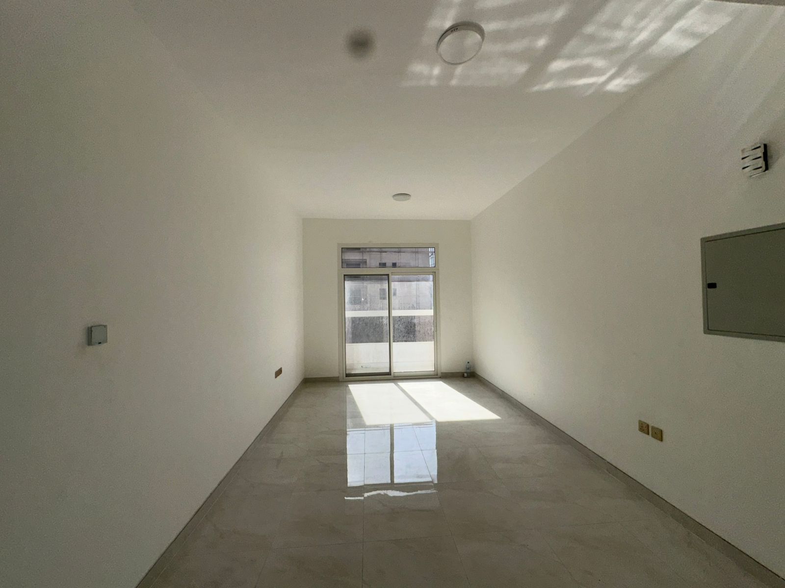 Two rooms and a hall, second tenant, large area, with water, 3 on the main street. .