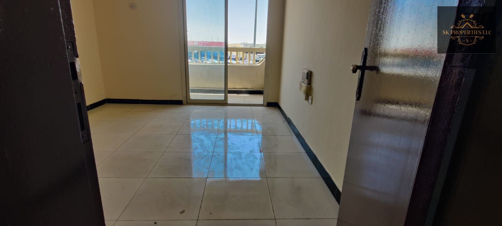 Huge studio with Balcony & Close kitchen