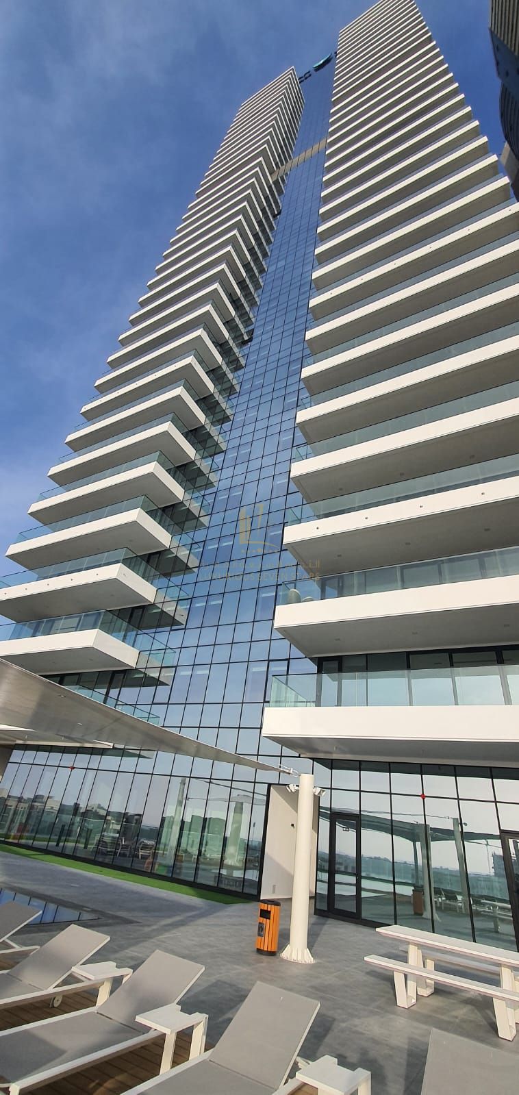 For Rent Very Luxurious Apartment 3 Master Bedrooms + Living Room in a First-Row Tower on the Lake,