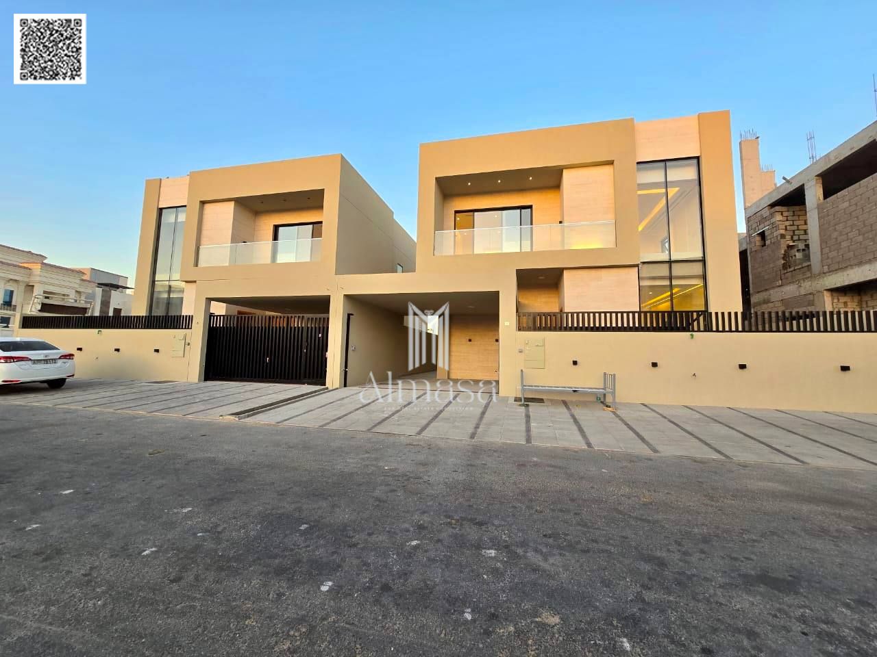 Own a villa with 4 master bedrooms, high-end finishing, on a main street close to all services. Freehold ownership for all nationalities.