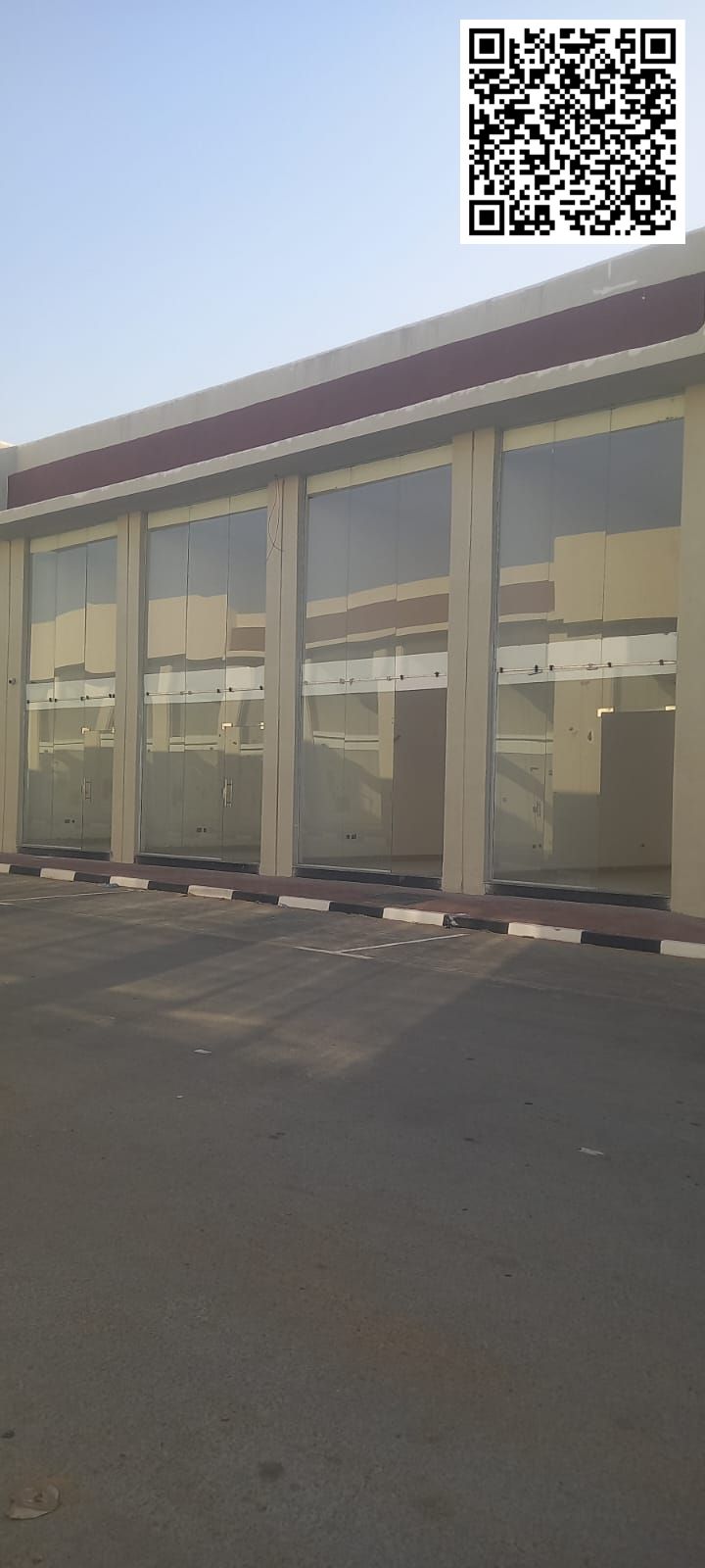 For sale: Commercial building in Ajman, Al Helio area, consisting of 4 shops and a mezzanine. Freehold, located on a main street opposite the mosque.