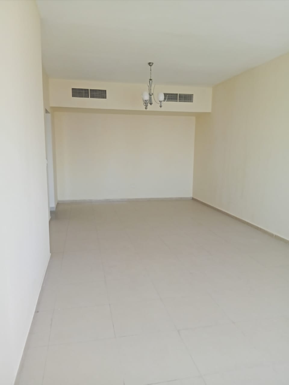 Al-Taawun – 3-Bedroom Apartment with a Living Room for Rent The place is large, spacious, lively, and in an excellent location close to all service