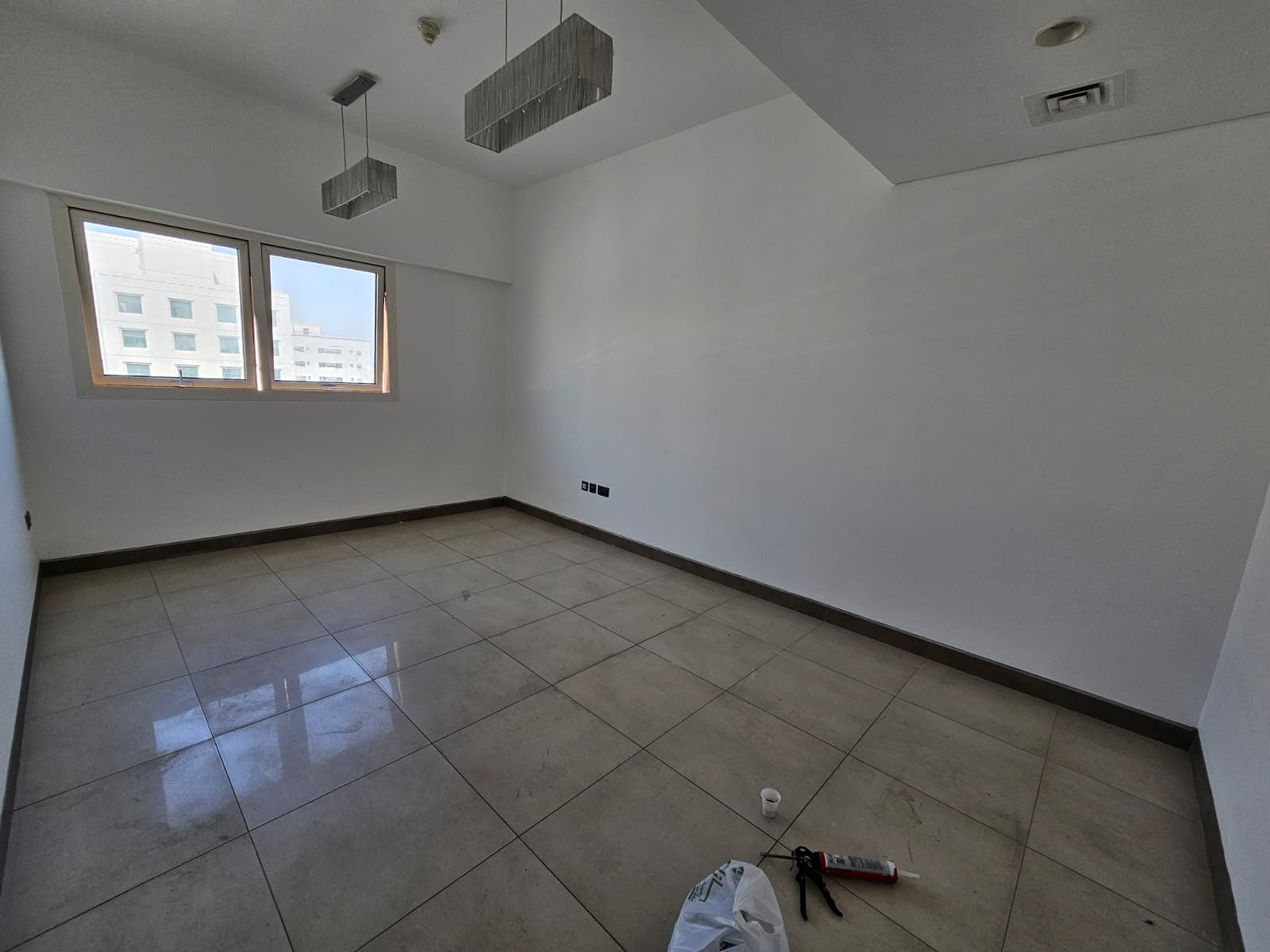 Second occupant, free parking, free gym and swimming pool, payment facilities, excellent lively service location, close to the Dubai exit.