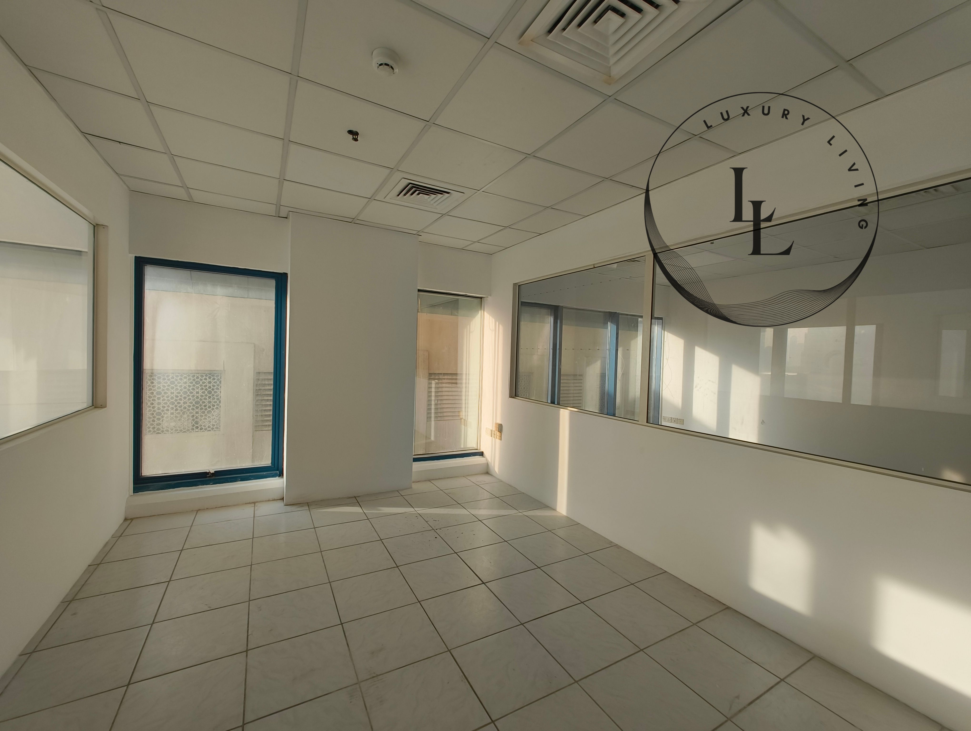 Spacious 10 Cabins Sea view office, washroom and kitchen