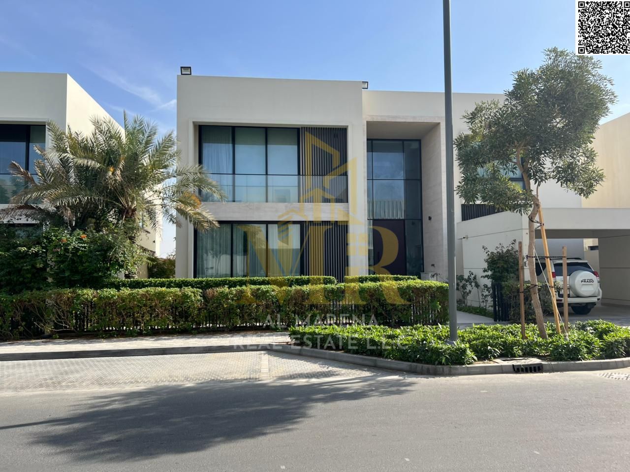 A stunning villa overlooking the golf course, featuring a super-modern design, 5 master bedrooms, 8500 sq ft of land, a garden, and a swimming pool. T