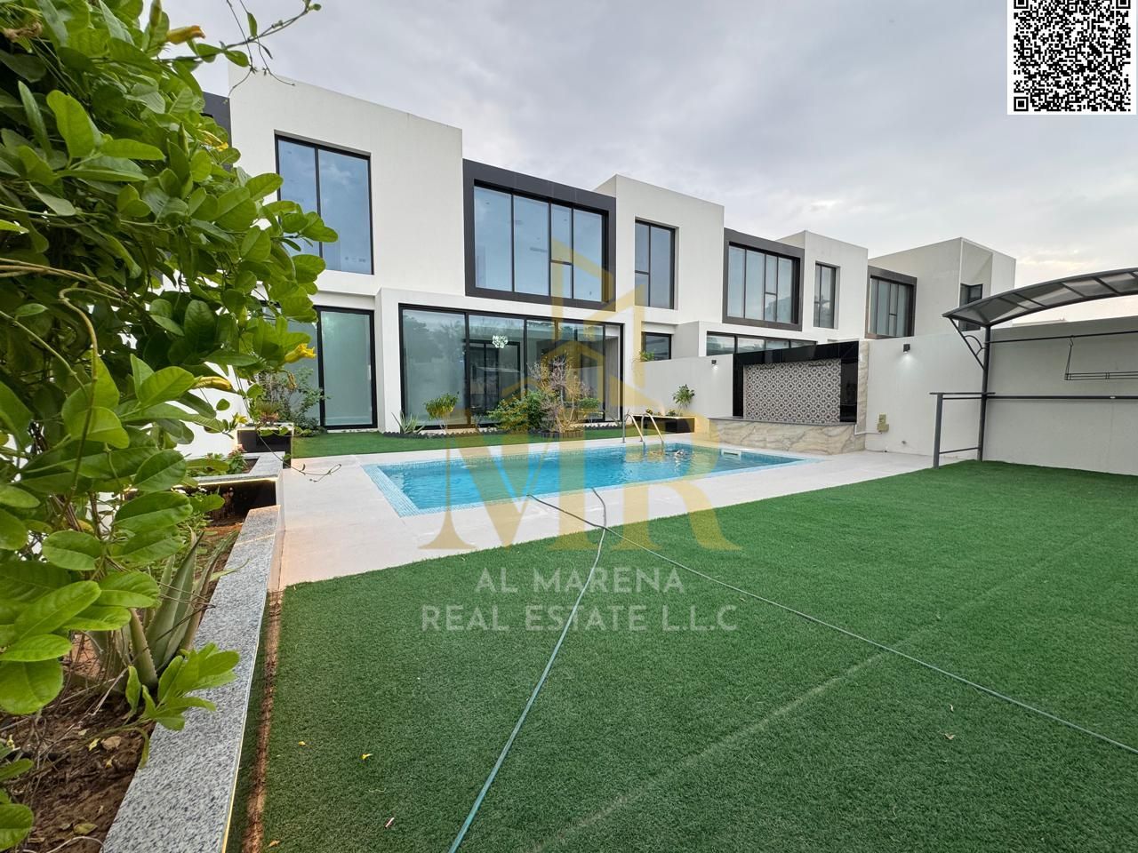 Villa for sale in Al Zorah area, Ajman, close to all services, overlooking the golf course directly, with a swimming pool. Price includes electricity,