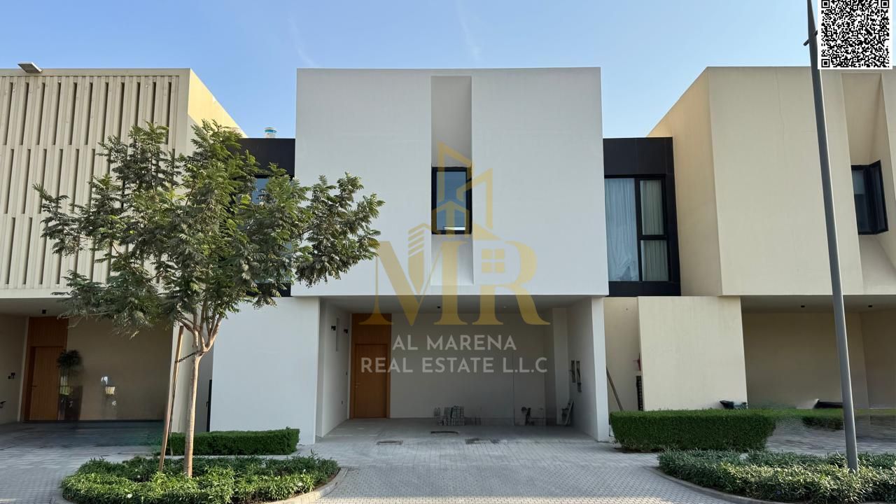 Take advantage of this exceptional opportunity to own a luxurious villa with an elegant architectural design and a swimming pool. The price is attract