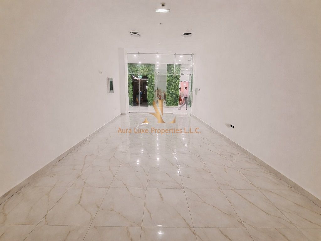 Sheikh Zayed RD: Spacious Shop Close to Metro Station