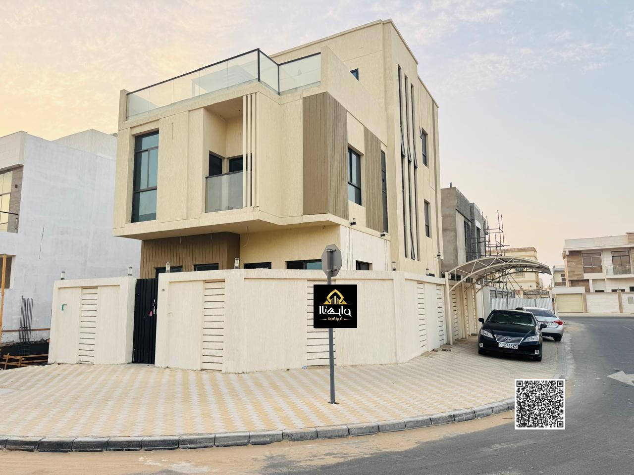 Luxury villa for sale, located directly behind a mosque, consisting of 7 bedrooms with a roof terrace, situated on a prime corner lot.