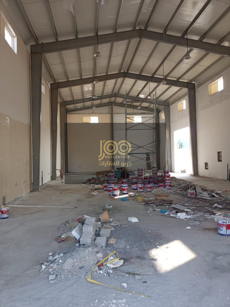 Electricity 100 Ω \ Warehouse with enclosure, five rooms, and four bathrooms \