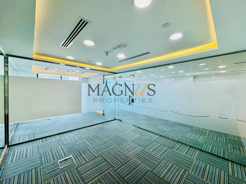 FITTED | 2 GLASS PARTITIONS | CLOSE TO METRO