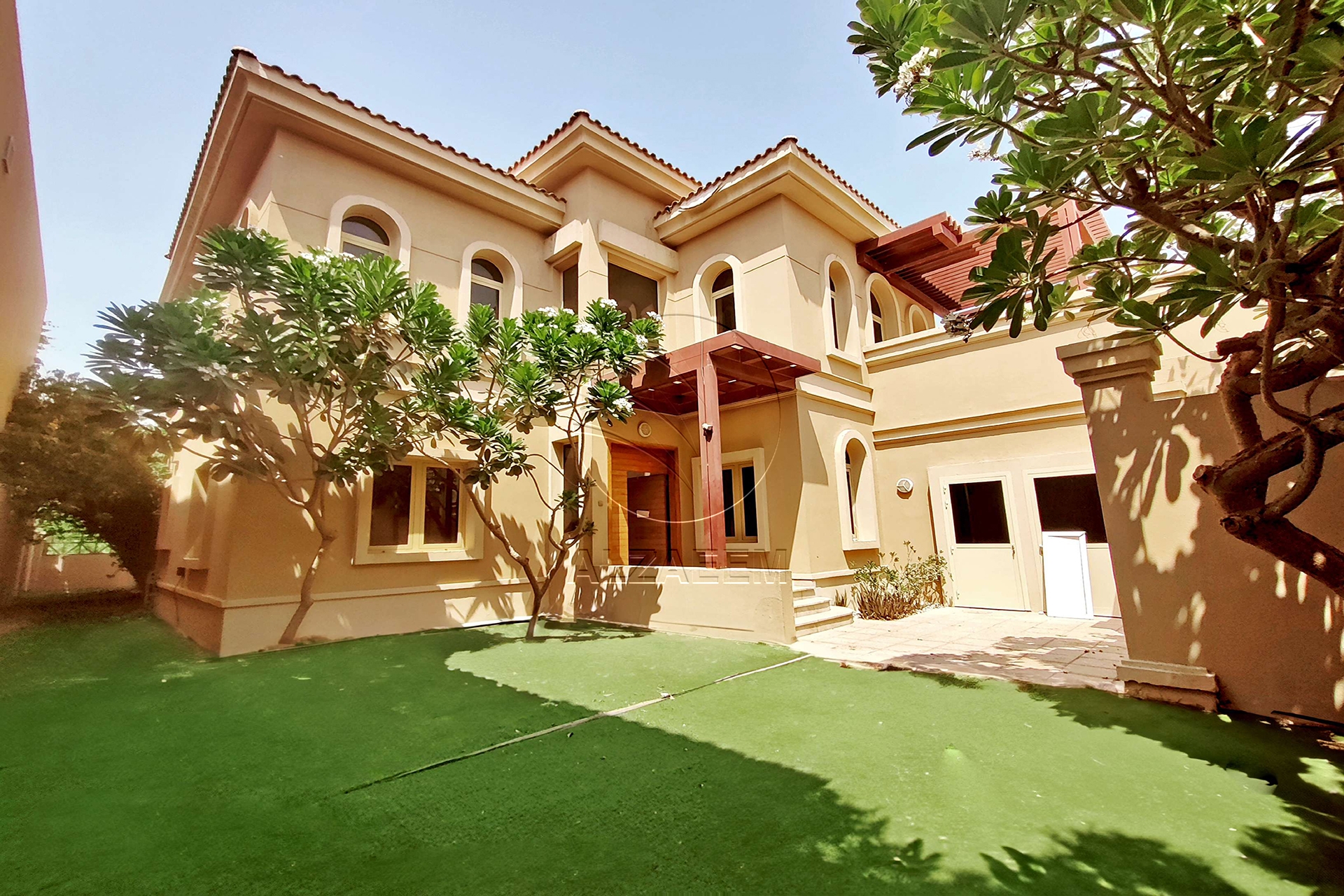 VACANT | Single row | Mid Unit | Private Pool