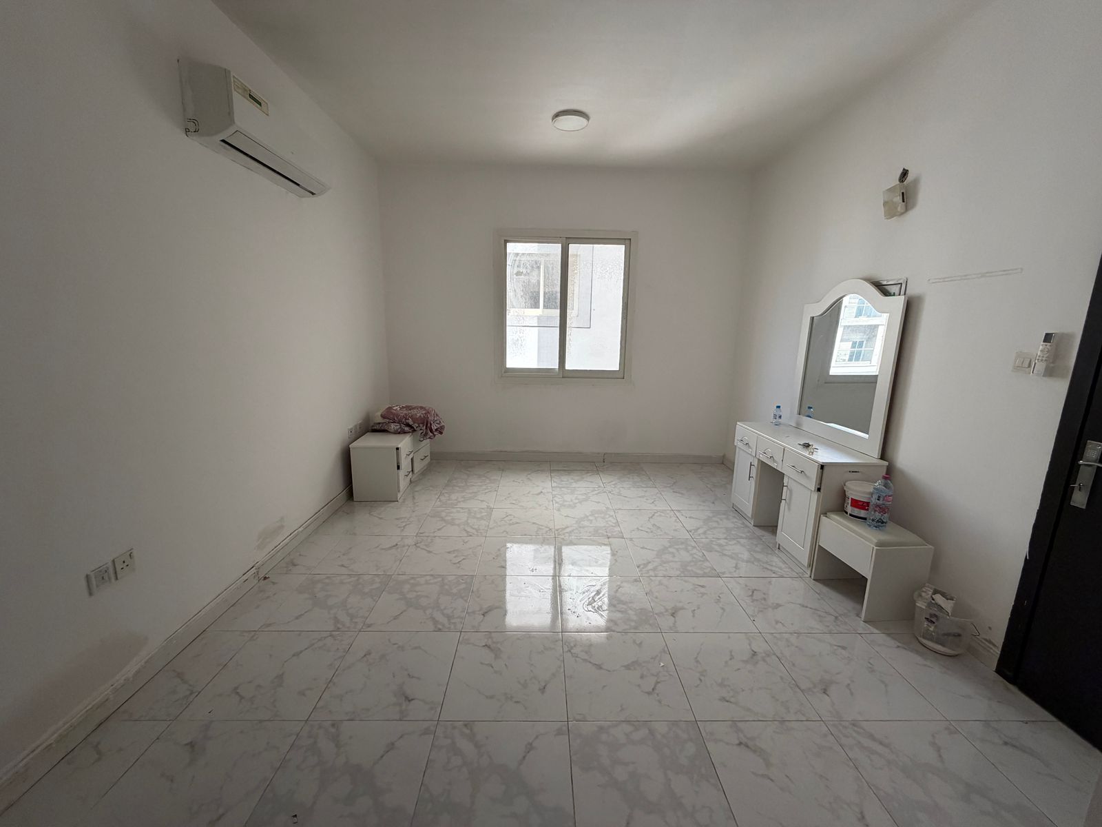 Second resident in a prime location at a very reasonable price, in a family building and close to all services.