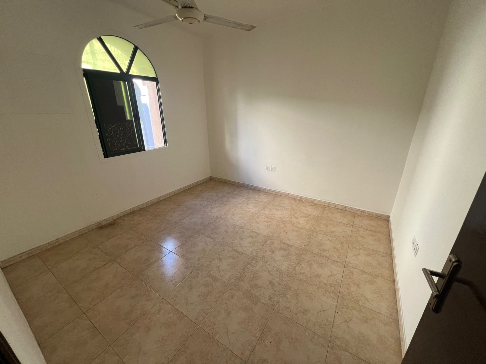 One bedroom and living room with balcony for annual rent, no air conditioning (air conditioning is the tenant's responsibility). Al Rashidiya 1,