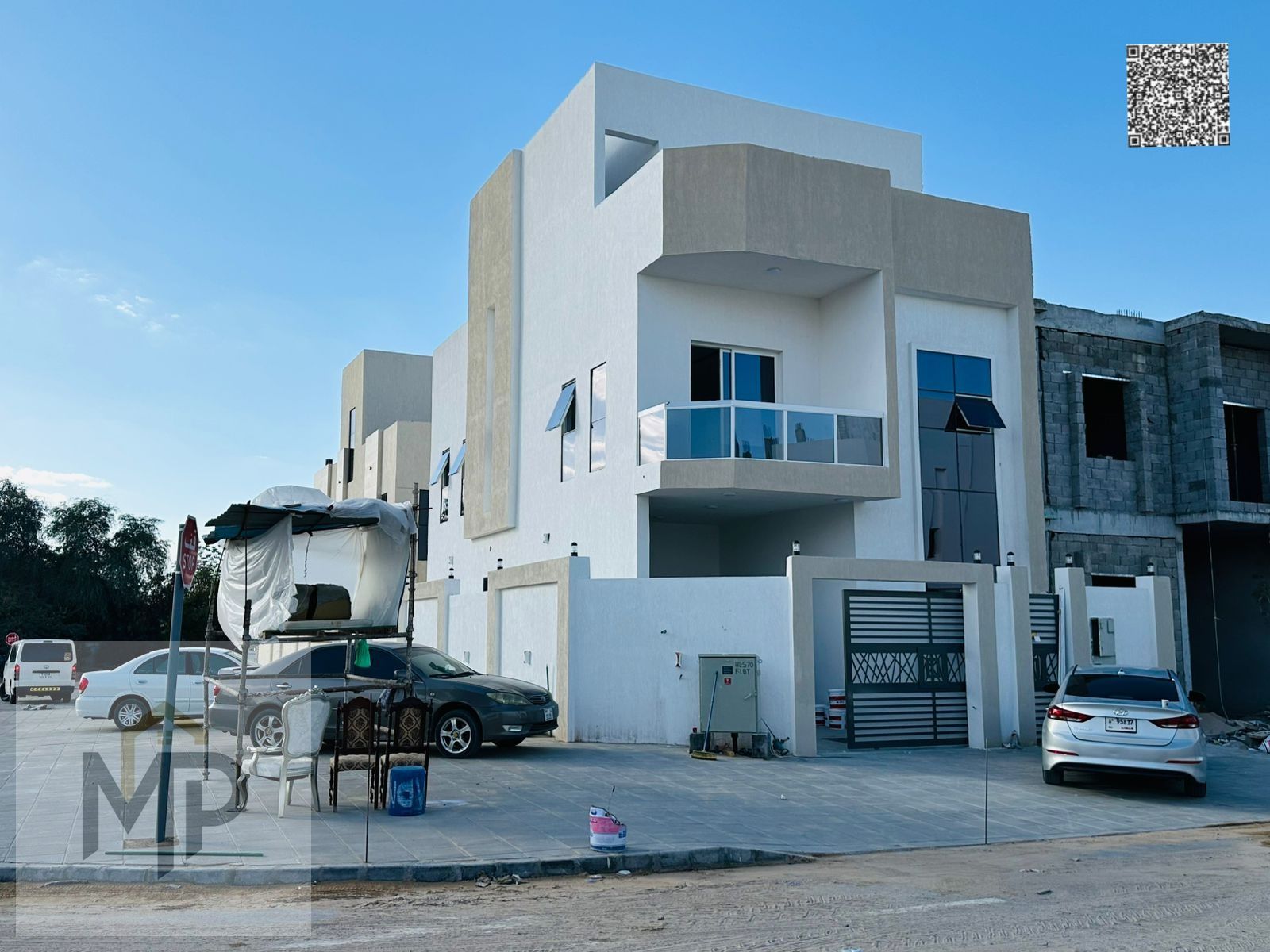 For sale, a townhouse in Al-Helio Corner, at a snapshot price, freehold for all nationalities, 4 rooms, a living room, a spacious courtyard, and a roo