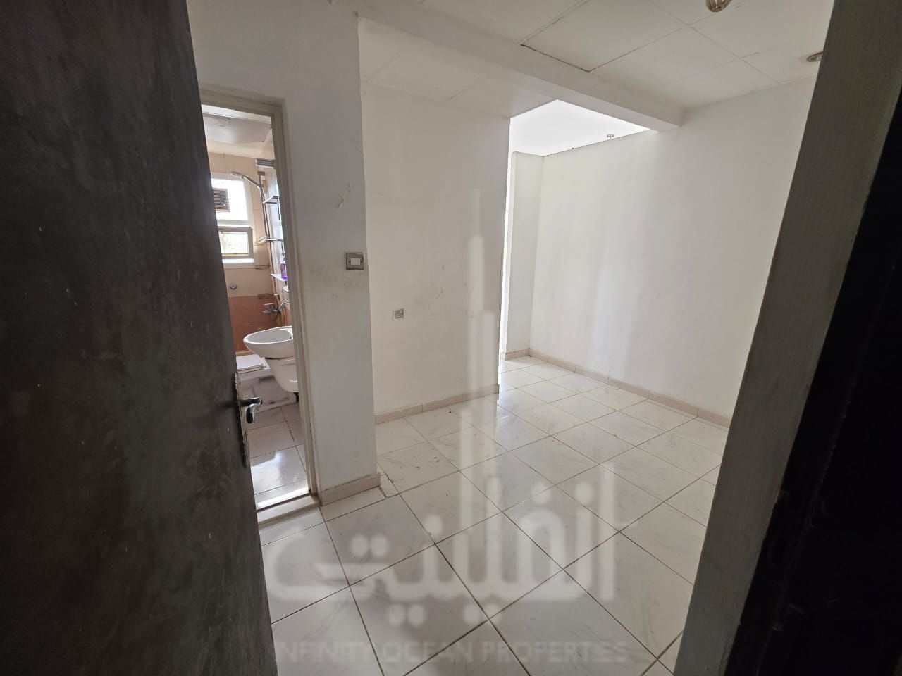 Seprate kitchen Big size studio avaliable with balcony and open view// free parking