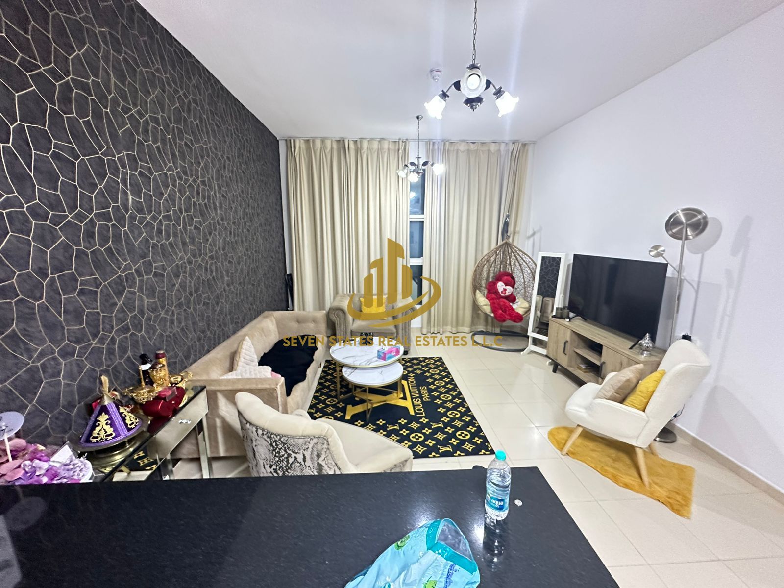 One bedroom and living room apartment in City Towers with parking, with a return on investment and a down payment of 175,000. Large area.