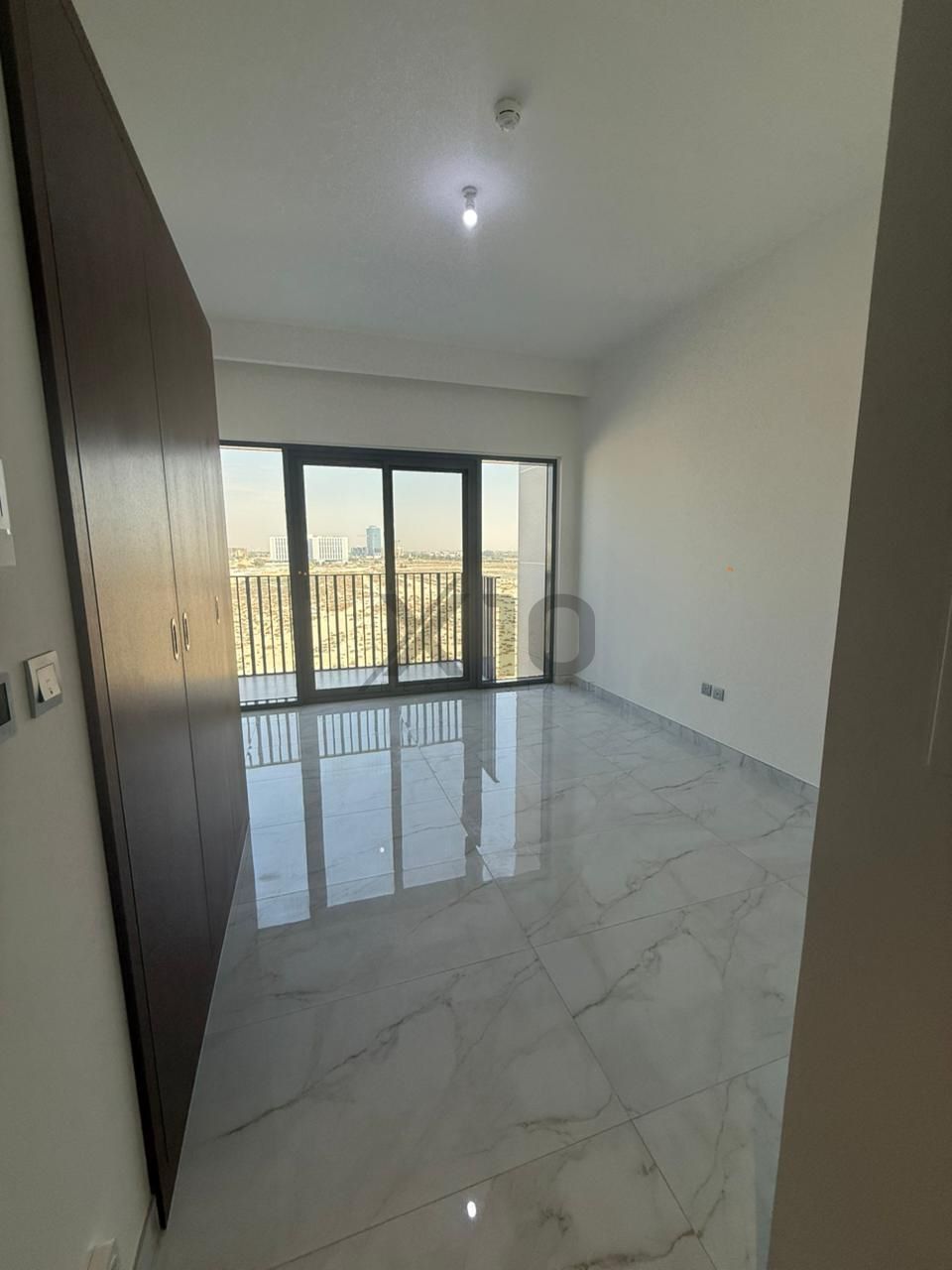 Bright & Modern Studio in Azizi Mirage Oasis 1