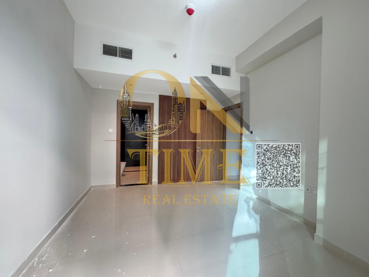 Spacious apartment with built-in wardrobes, balcony, and prime location, offering comfort, natural light, and an ideal living environment for families