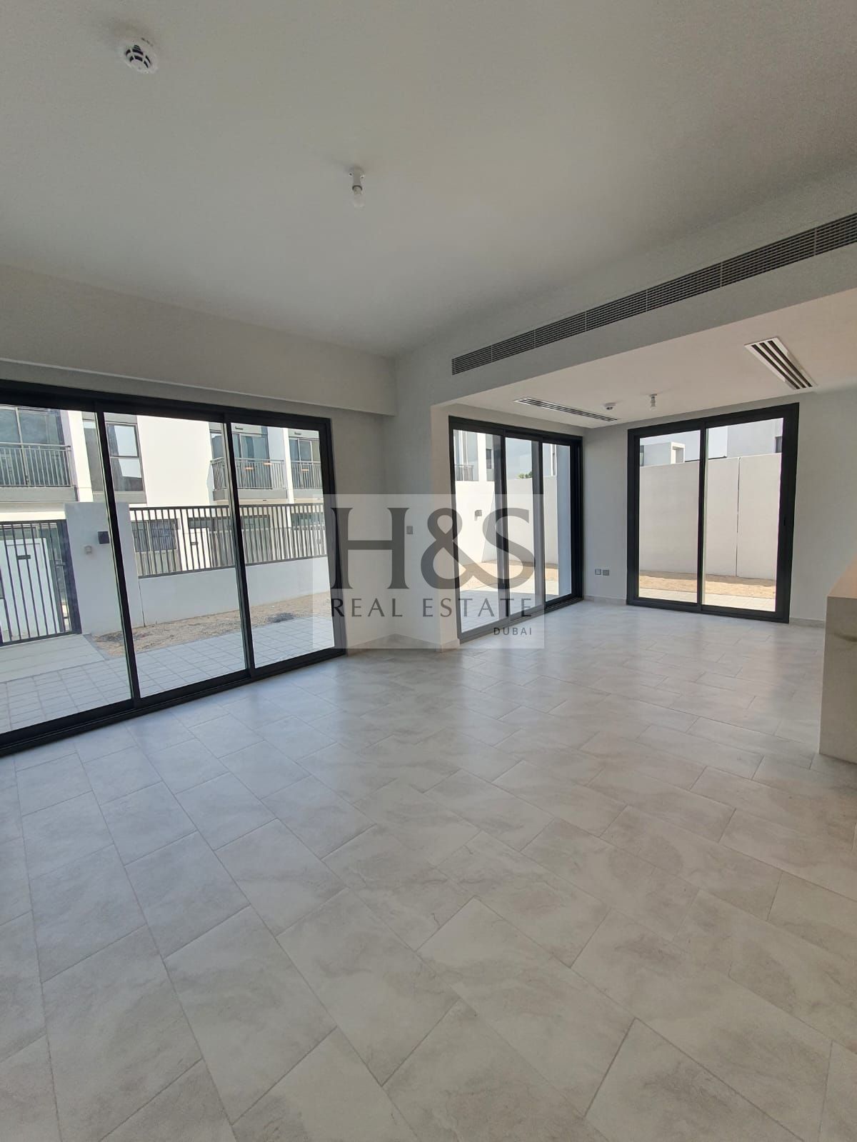 BRIGHT SPACIOUS LAYOUT | CLOSE TO POOL - PARK |4BR