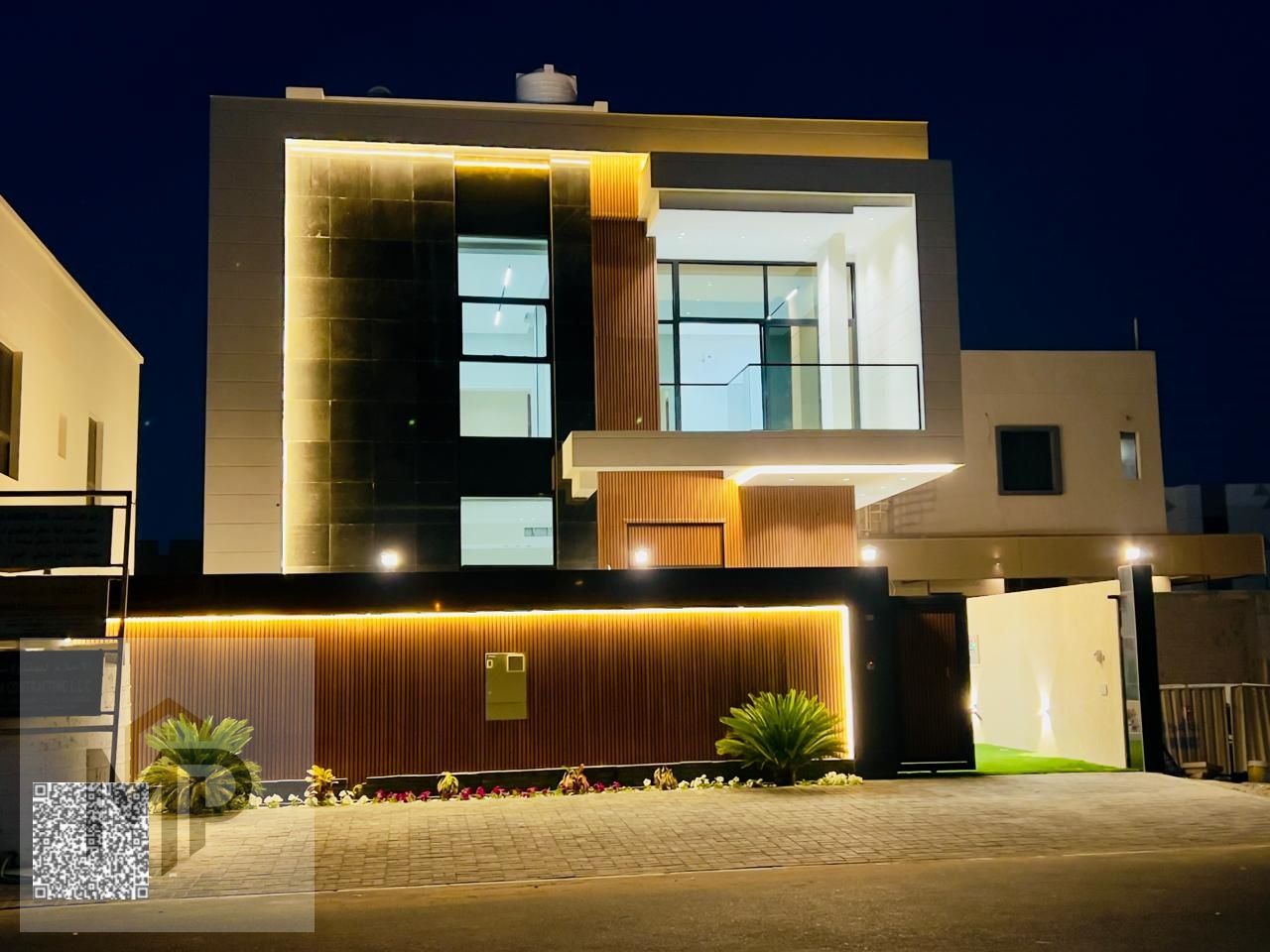 A villa with a price including registration and ownership fees on the main street, ready for living in the most prestigious areas of Ajman, freehold f