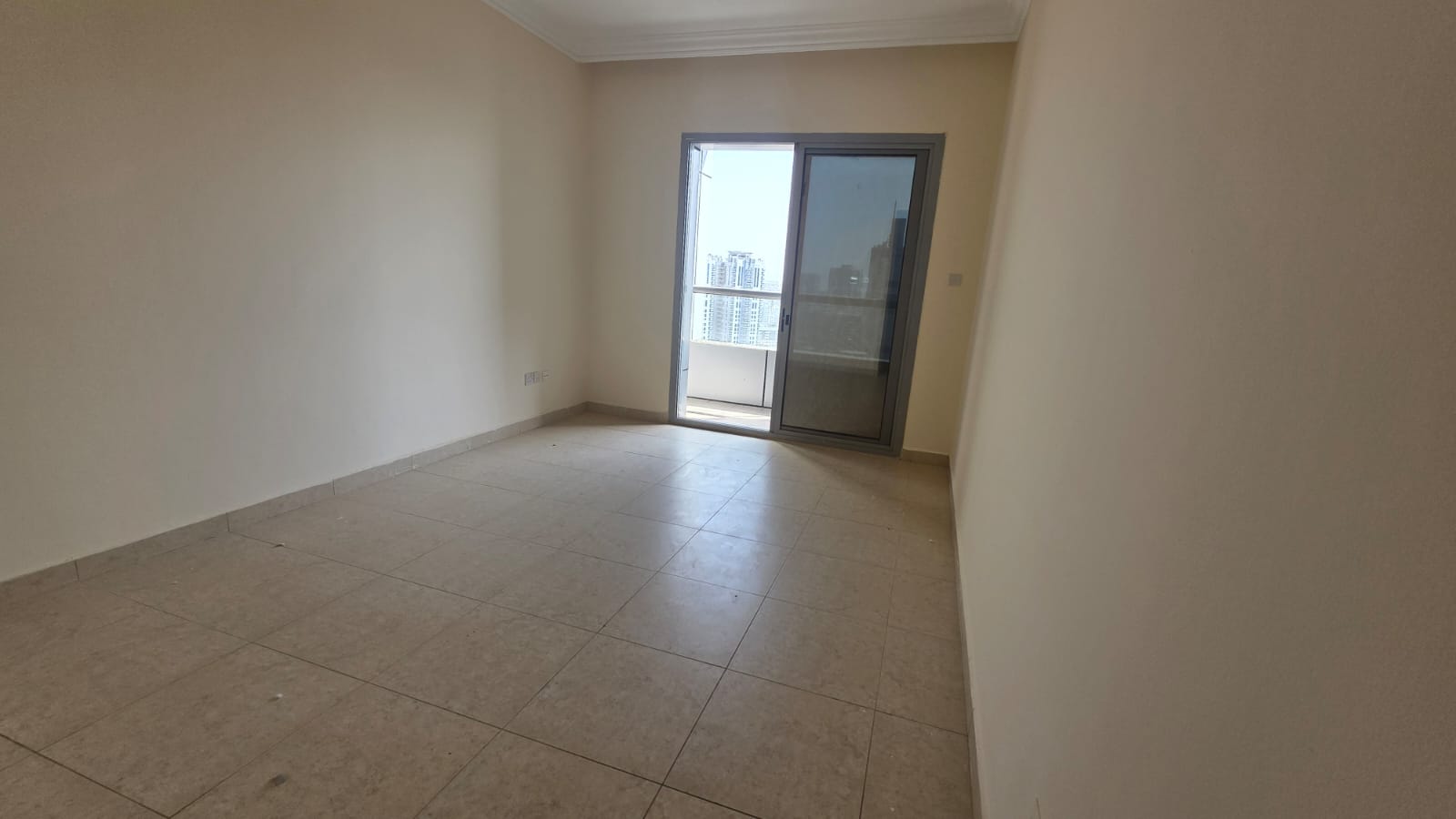 Balcony \ Parking \ Open View \ Spacious Area
