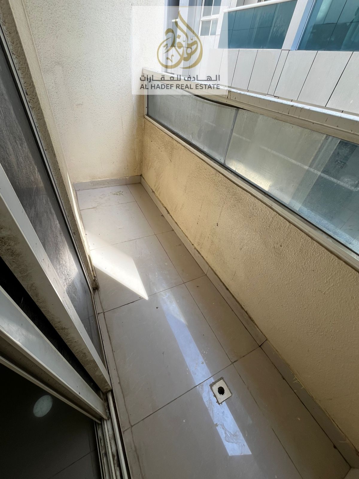 Studio apartment with balcony and semi-separate kitchen. Excellent space, prime location, full maintenance included by the owner, and at the lowest pr