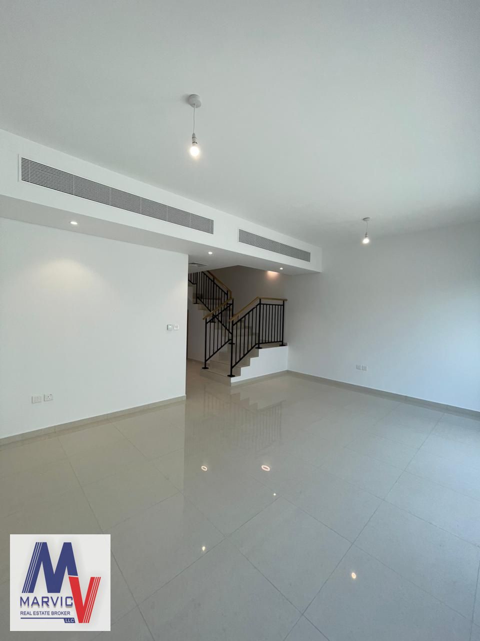 Single Row | Huge Layout | Vacant