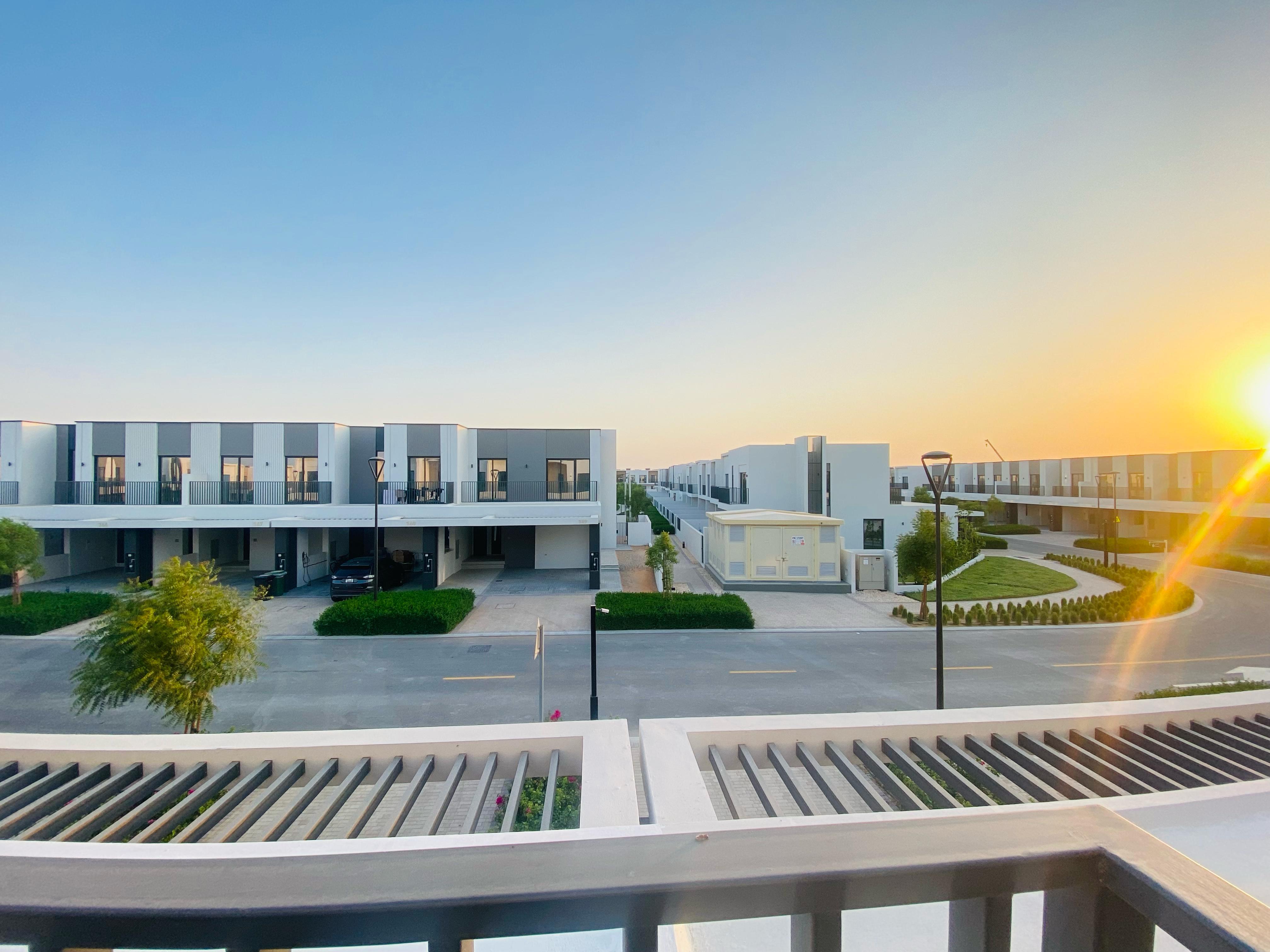 READY TO MOVE | LANDSCAPED | CLOSE TO AMENITIES
