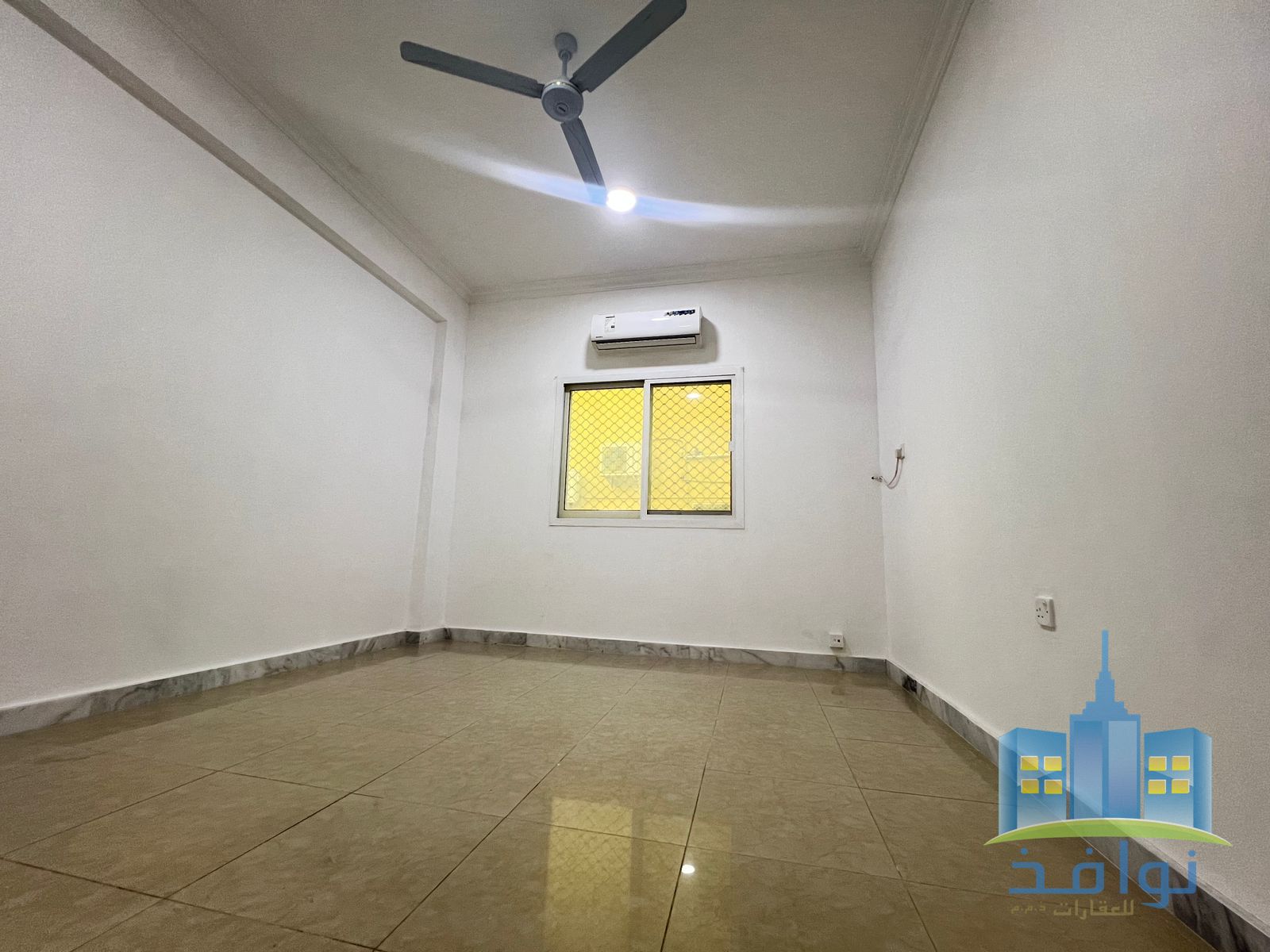 A room and a living room for rent with a spacious area and two bathrooms.