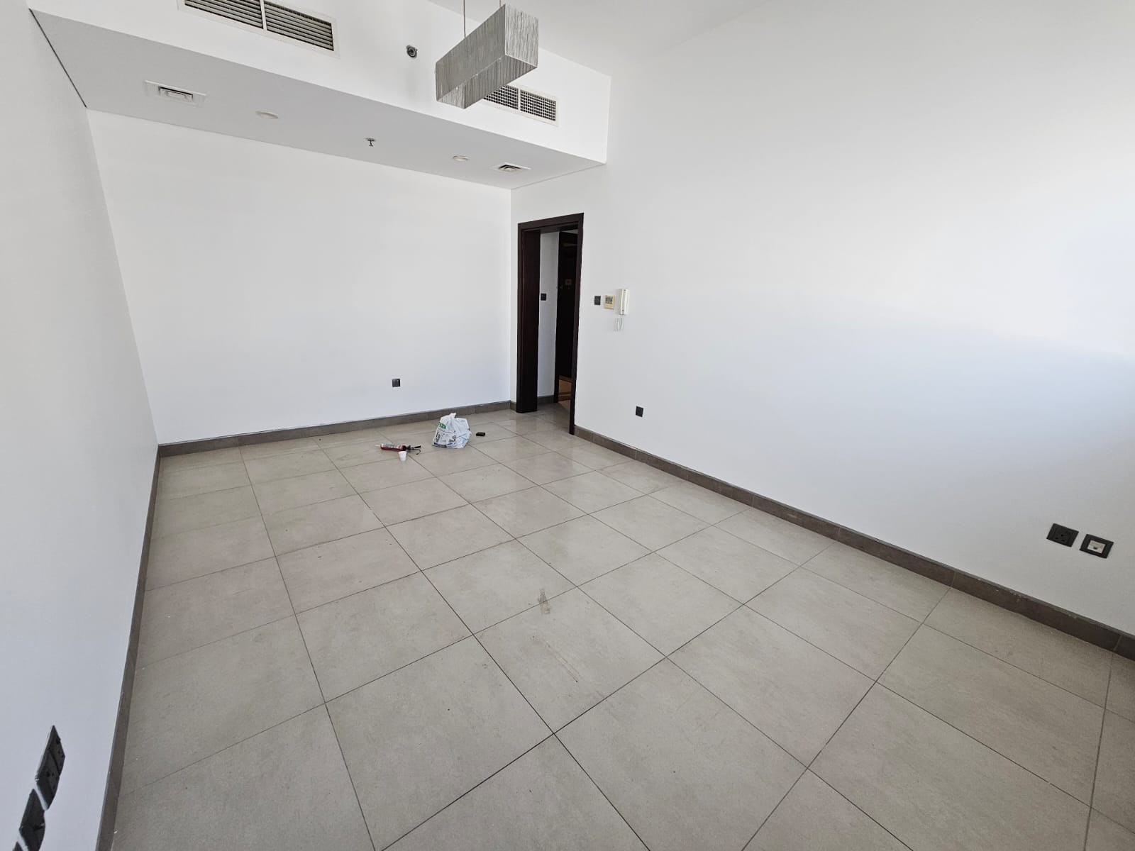 With free parking, a free month, very spacious units, excellent finishes, and a prime location near all the services you need. for your convenience!!