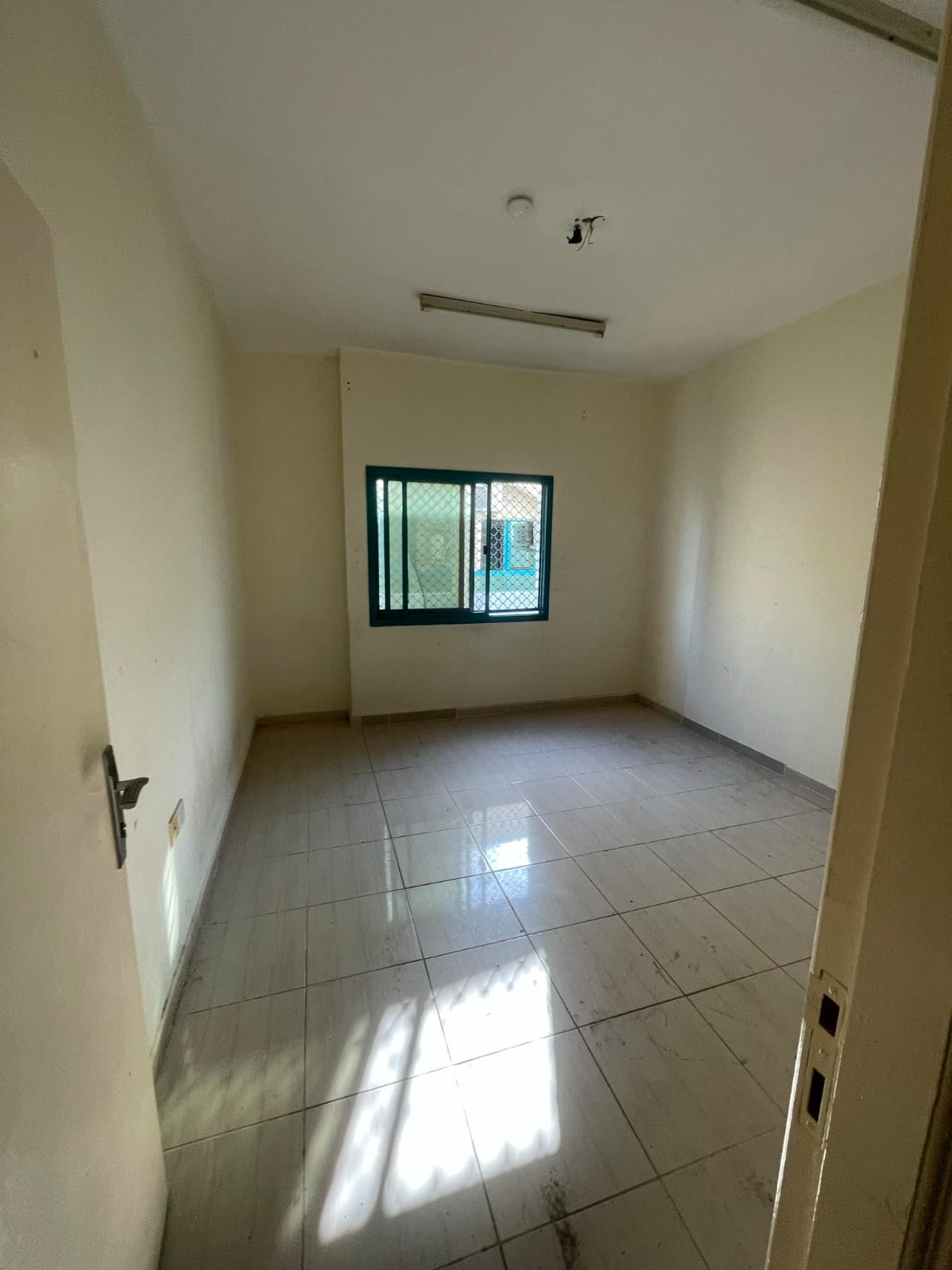 2BR apartment in Al Qasimia (Al Nad), near Al Jubail bus station, 2 bathrooms, balcony, spacious layout, central AC, prime location.