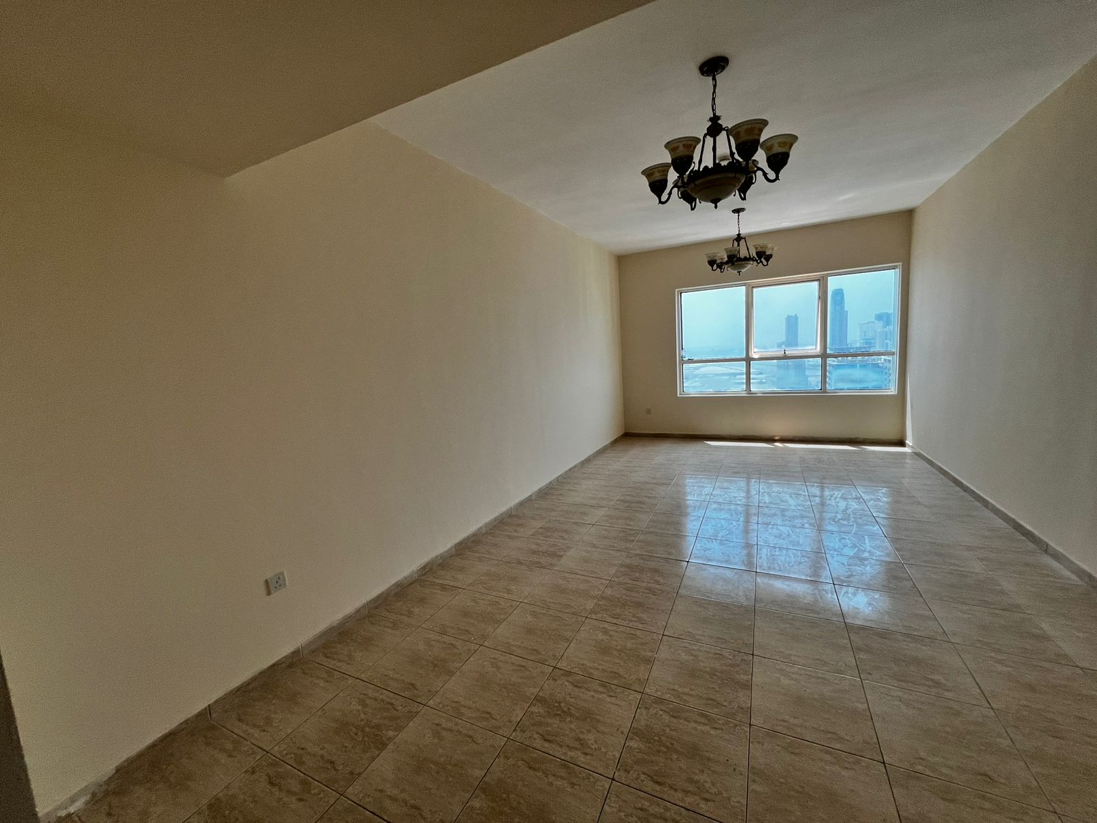 Free A/C \ Parking \ Gym \ Pool \ Wardrobes \ Spacious