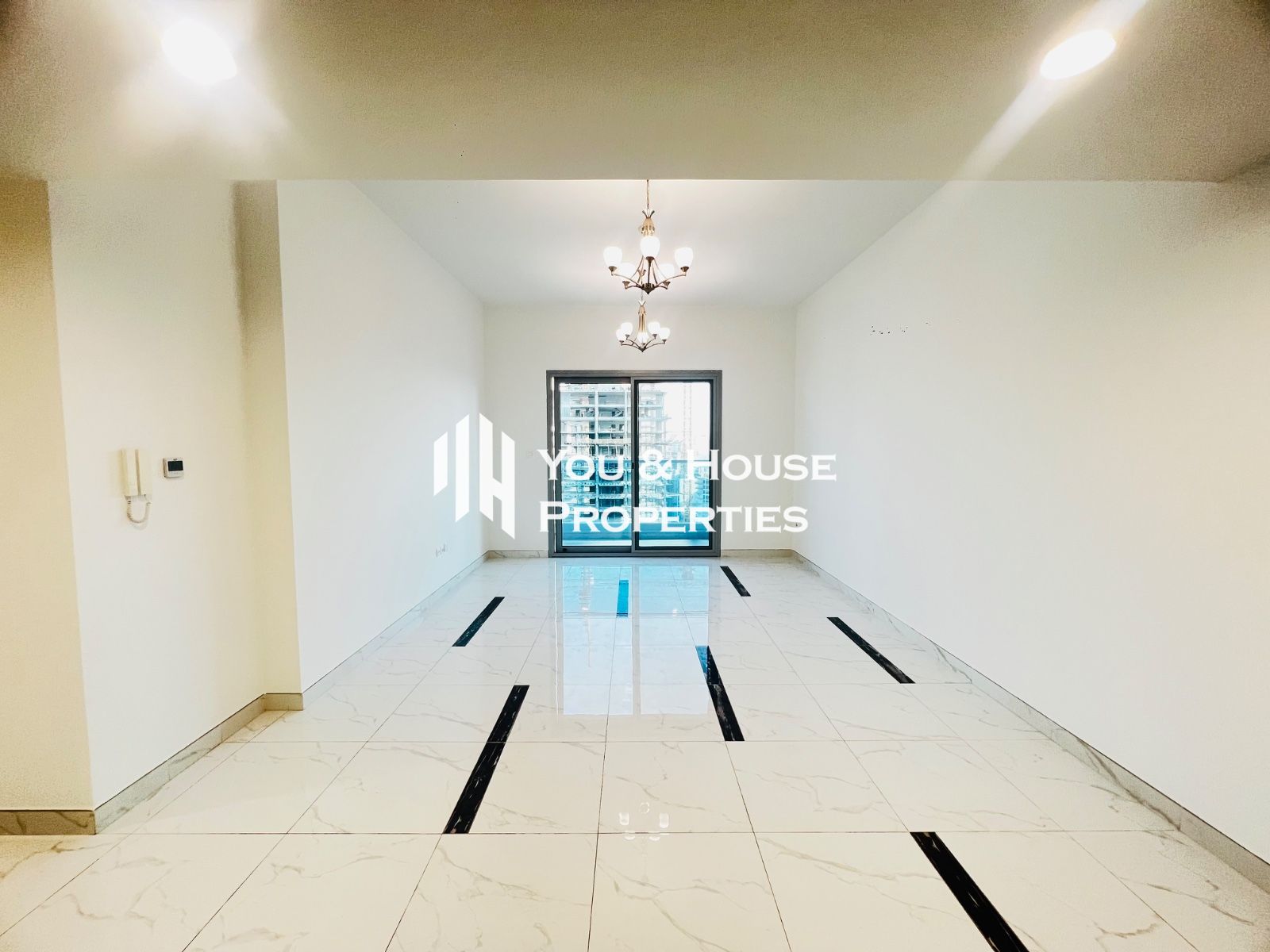 High Rise 2Bed Apartment I Bright Interior I Close to Park & Amenities