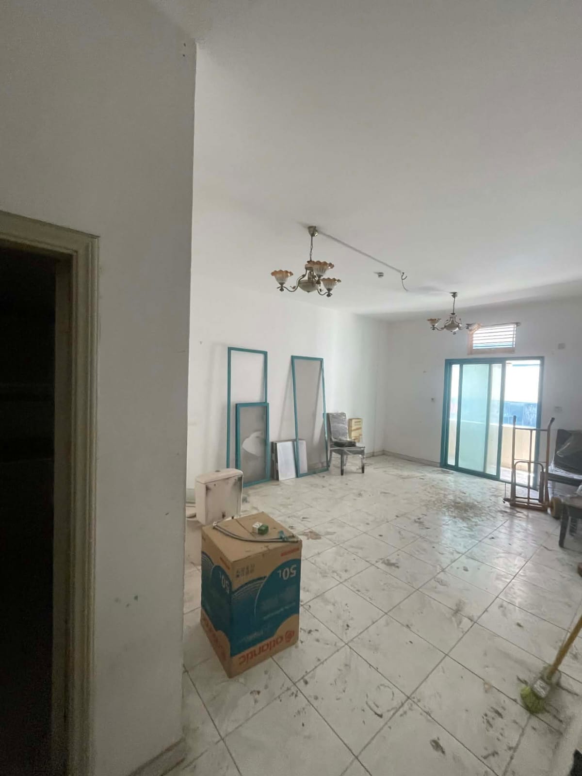 3BR apartment in Al Qasimia (Station area), near Al Jubail bus station, 2 bathrooms, balcony, built-in wardrobes, spacious layout.
